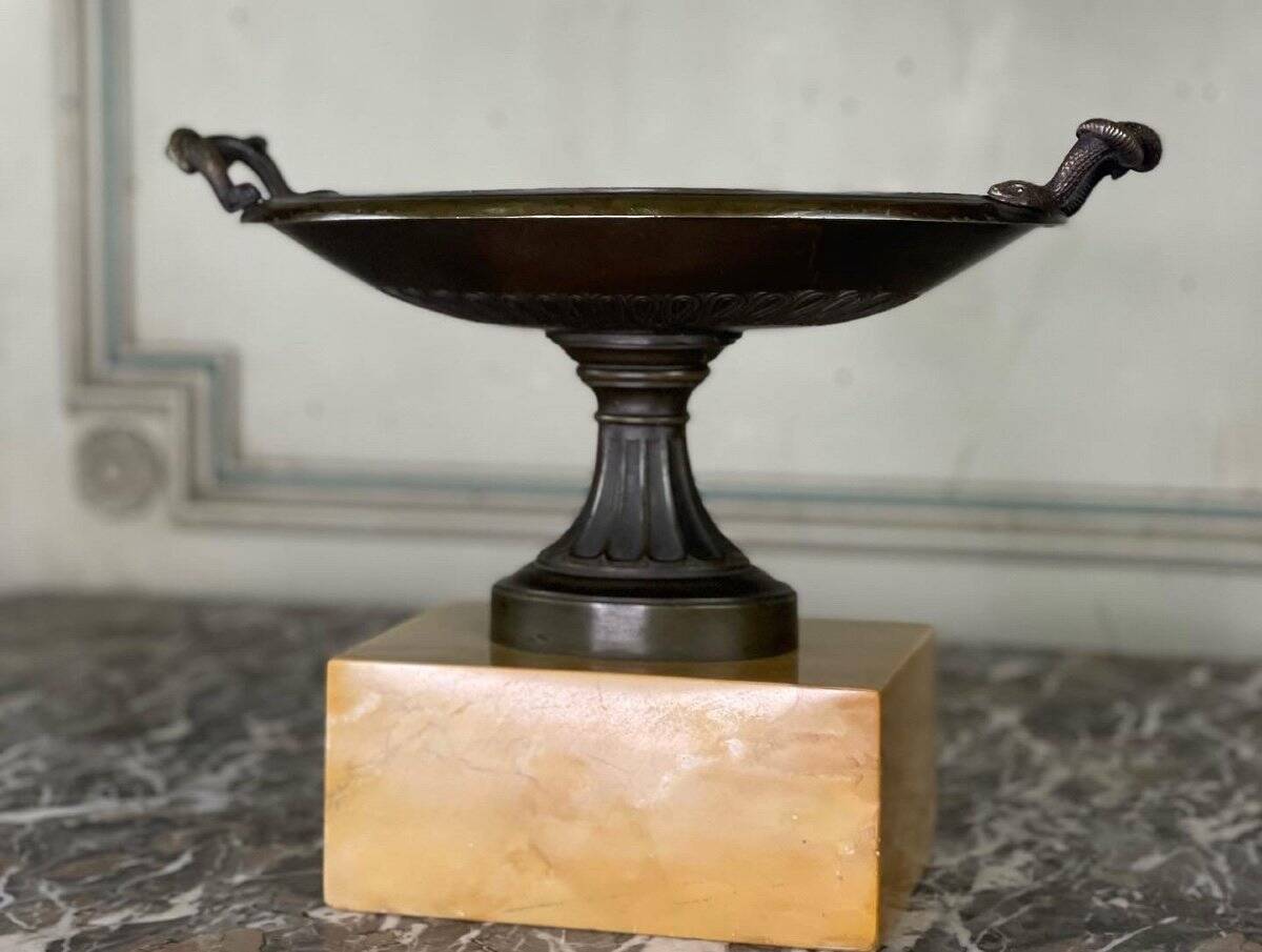 Bronze cup on a yellow Siena marble base, early 19th century.