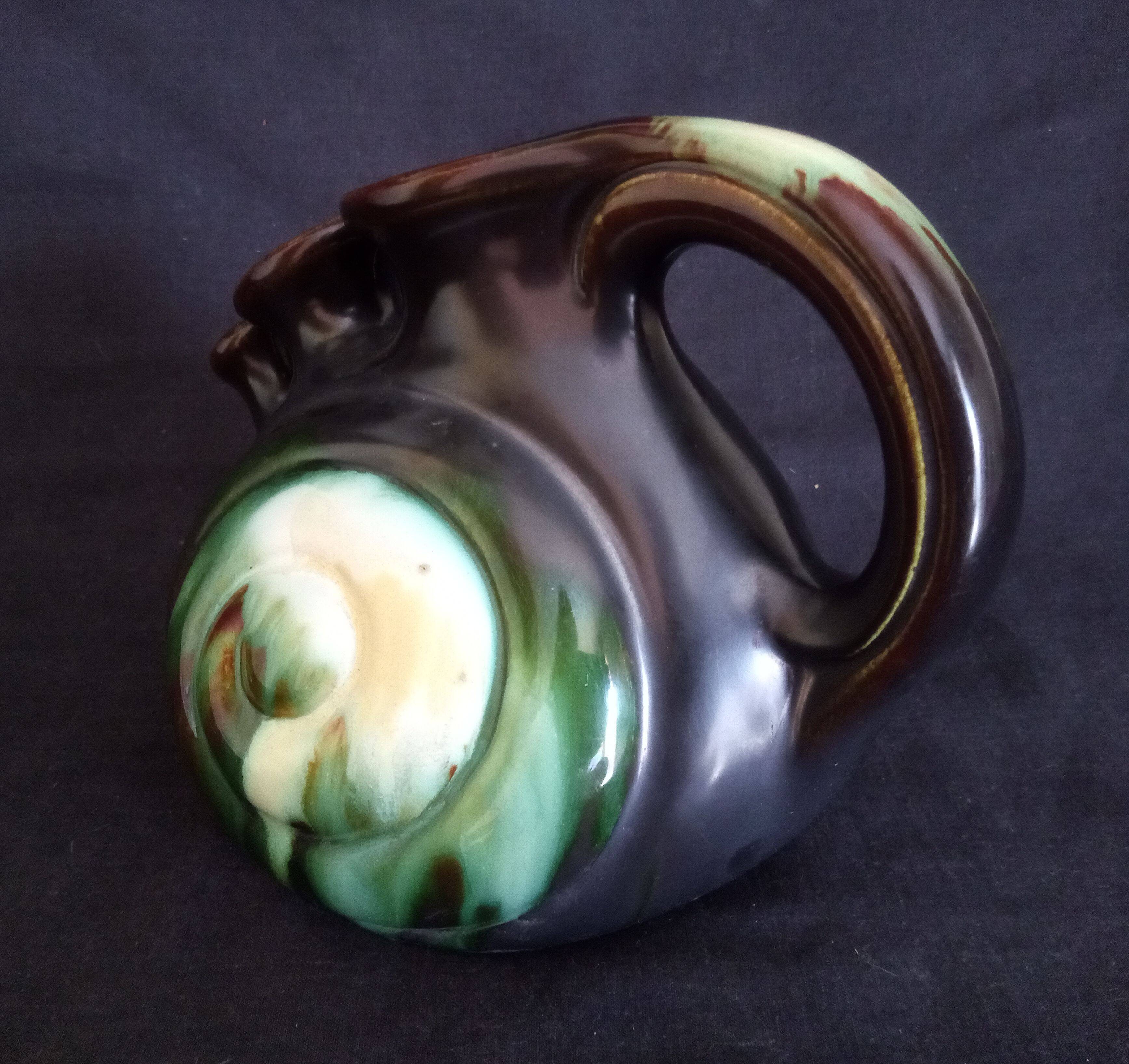 Vase with 3 flowers in the shape of a ceramic snail from Thulin (Belgium)