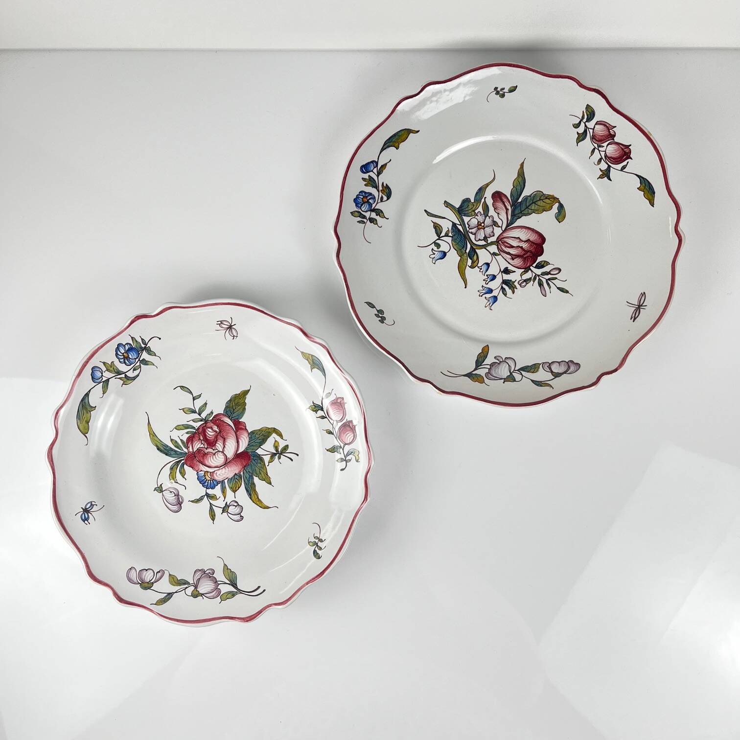 Set of 2 hand-painted ceramic dishes with flower pattern