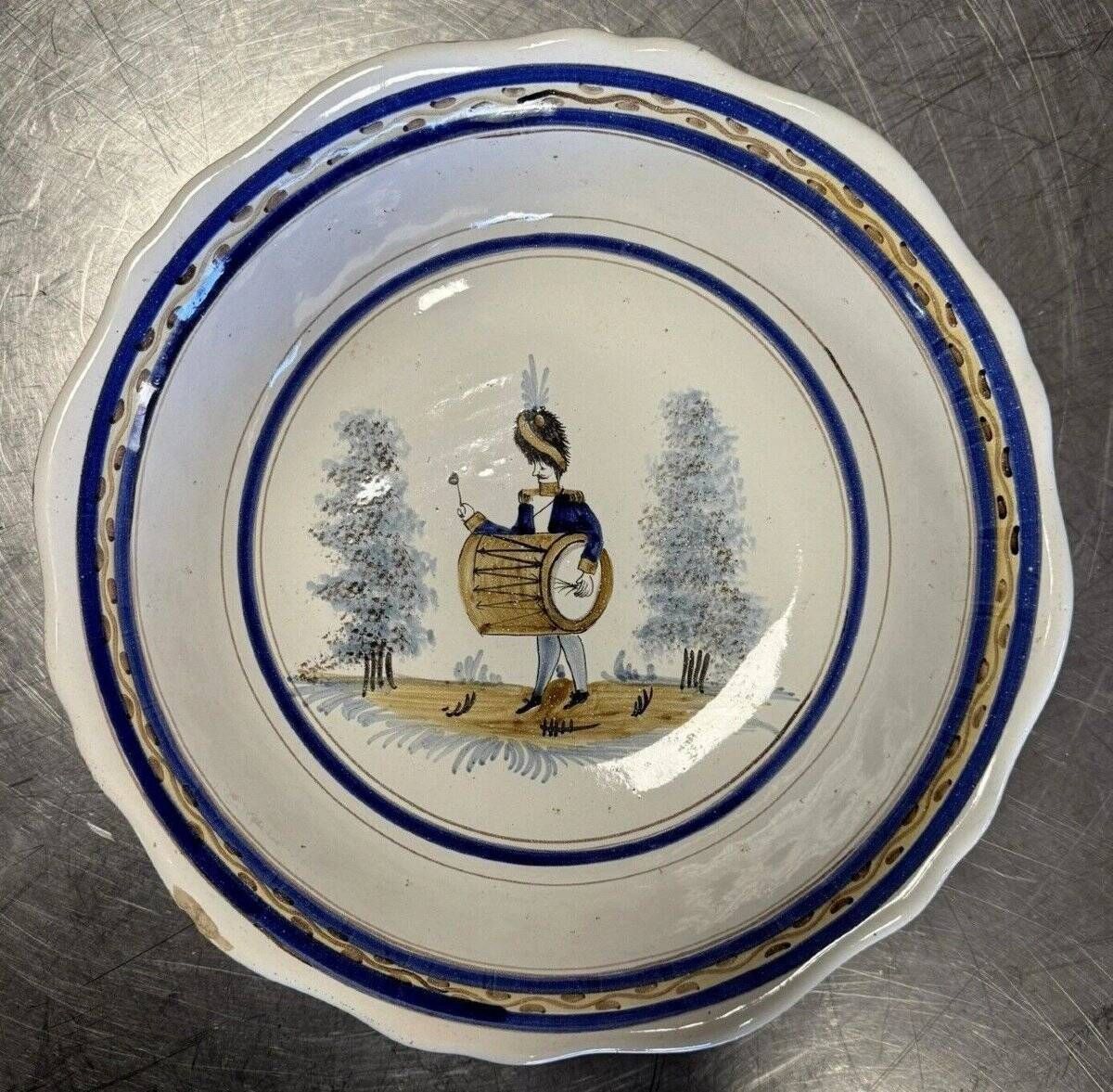 Large centrepiece table dish in earthenware with a painted decoration of a drummer.