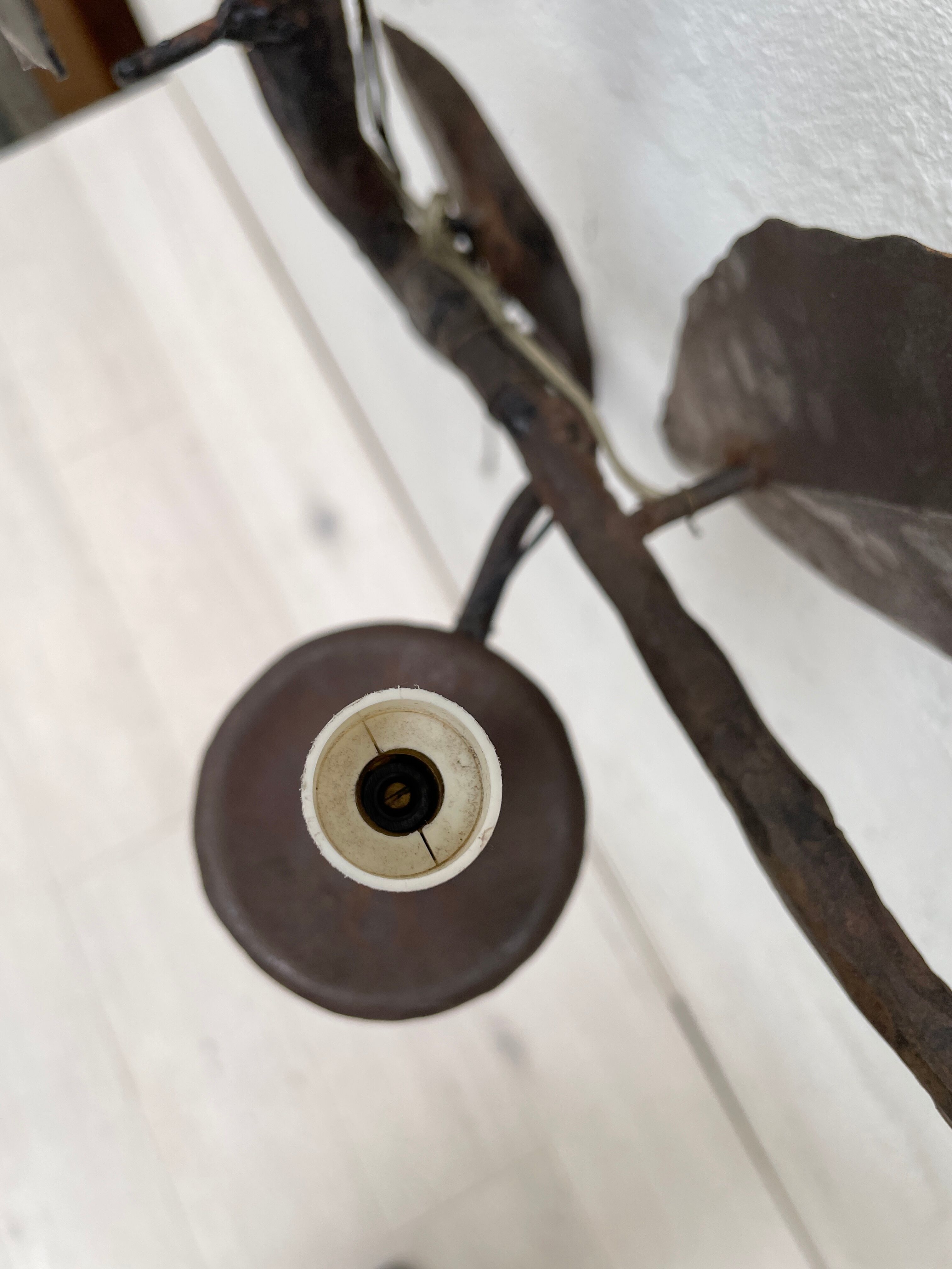 Wall lamp in wrought iron.