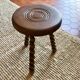 Tabouret tripode pieds tournés