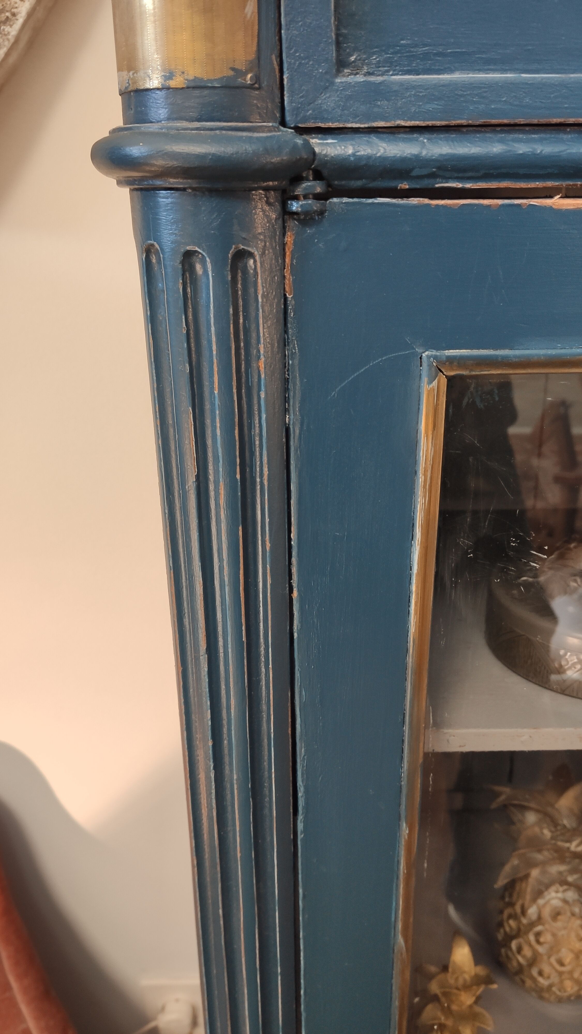 Showcase Louis XVI blue patina