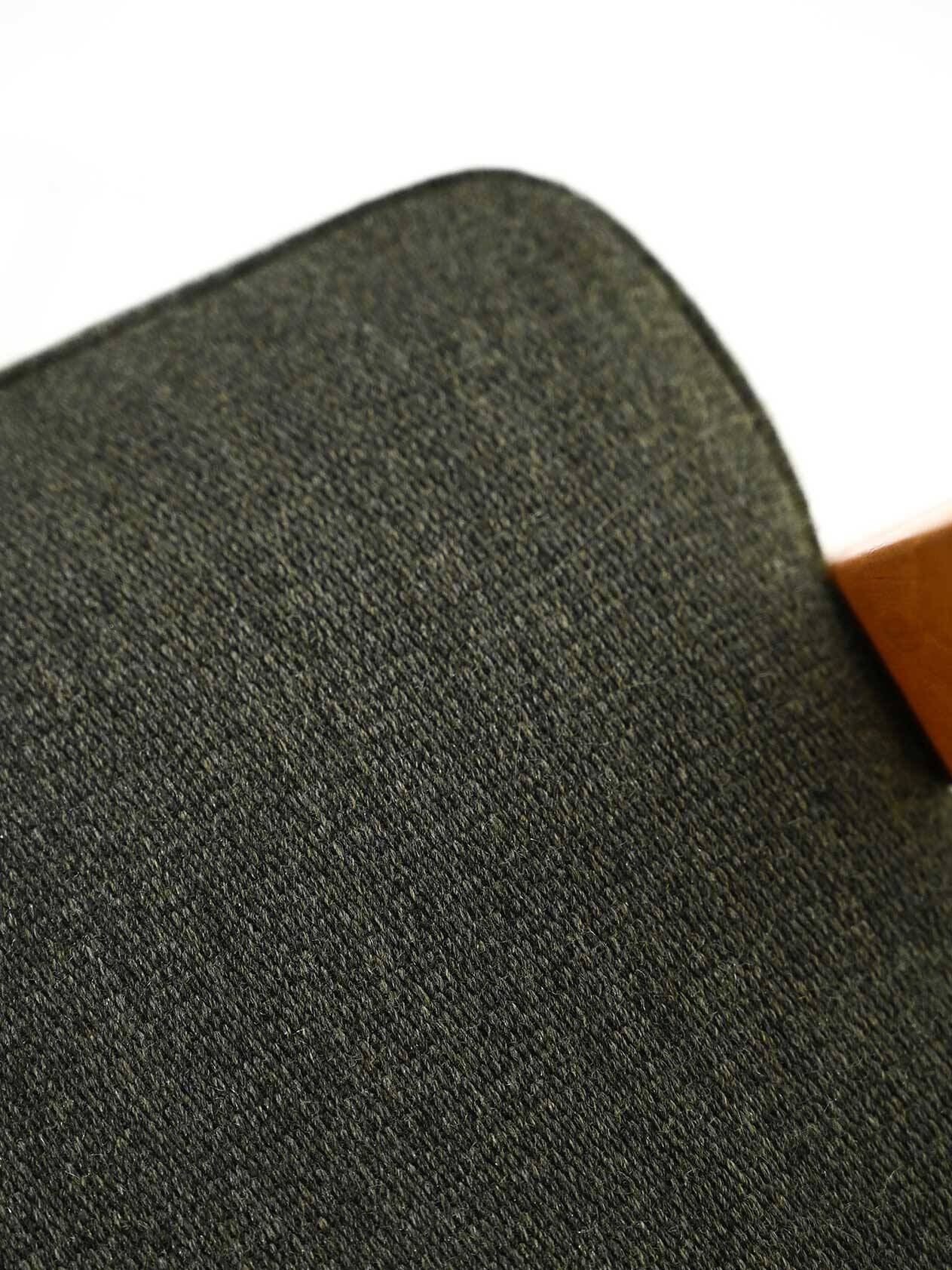 Paire de fauteuils en hêtre avec un revêtement en tissu gris