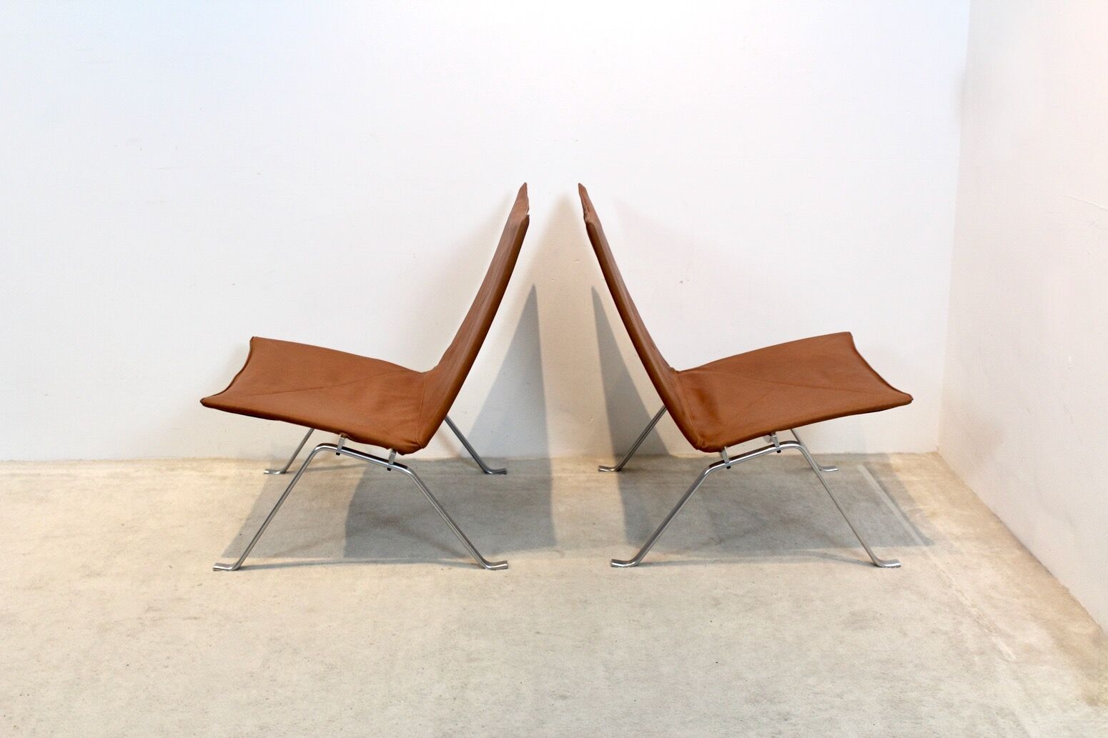 Paire de chauffeuses PK22 en cuir cognac par Poul Kjærholm pour E Kold Christensen