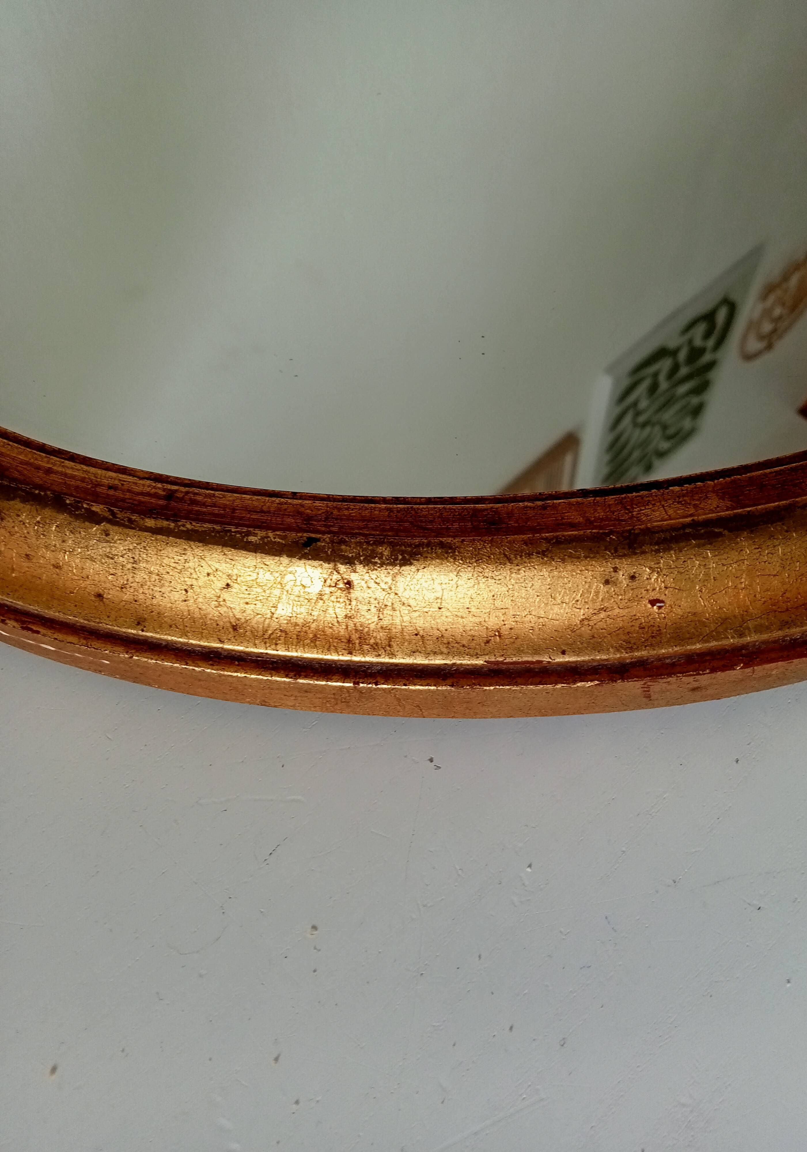 Antique oval mirror in gilded solid wood