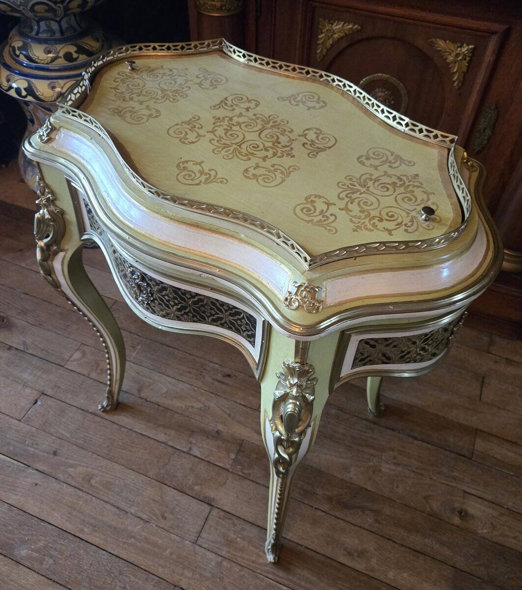 Rare Jardiniére Venitienne de style Louis XV en bois laqué et doré