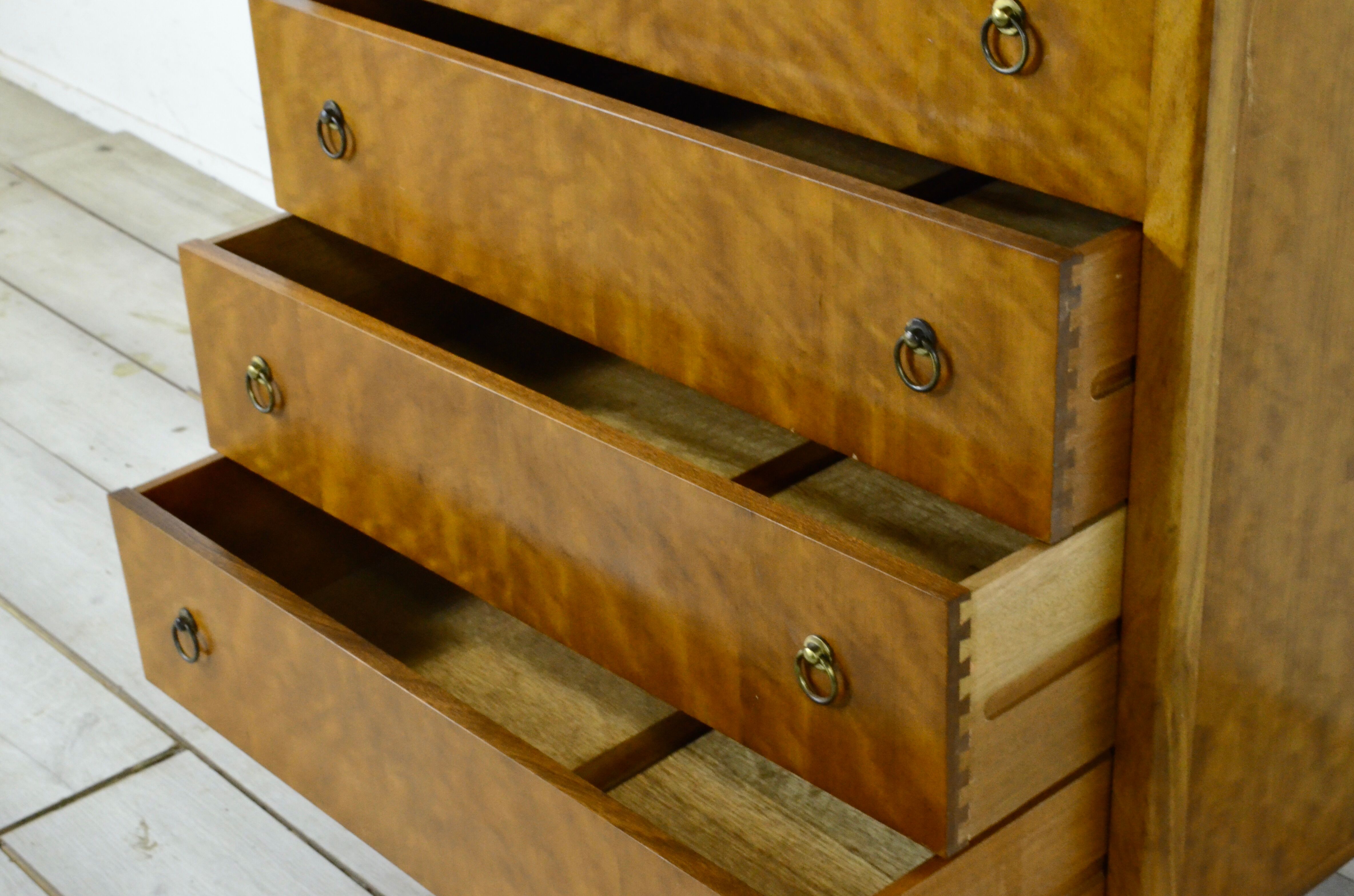 Commode en noyer du milieu du siècle  Tallboy