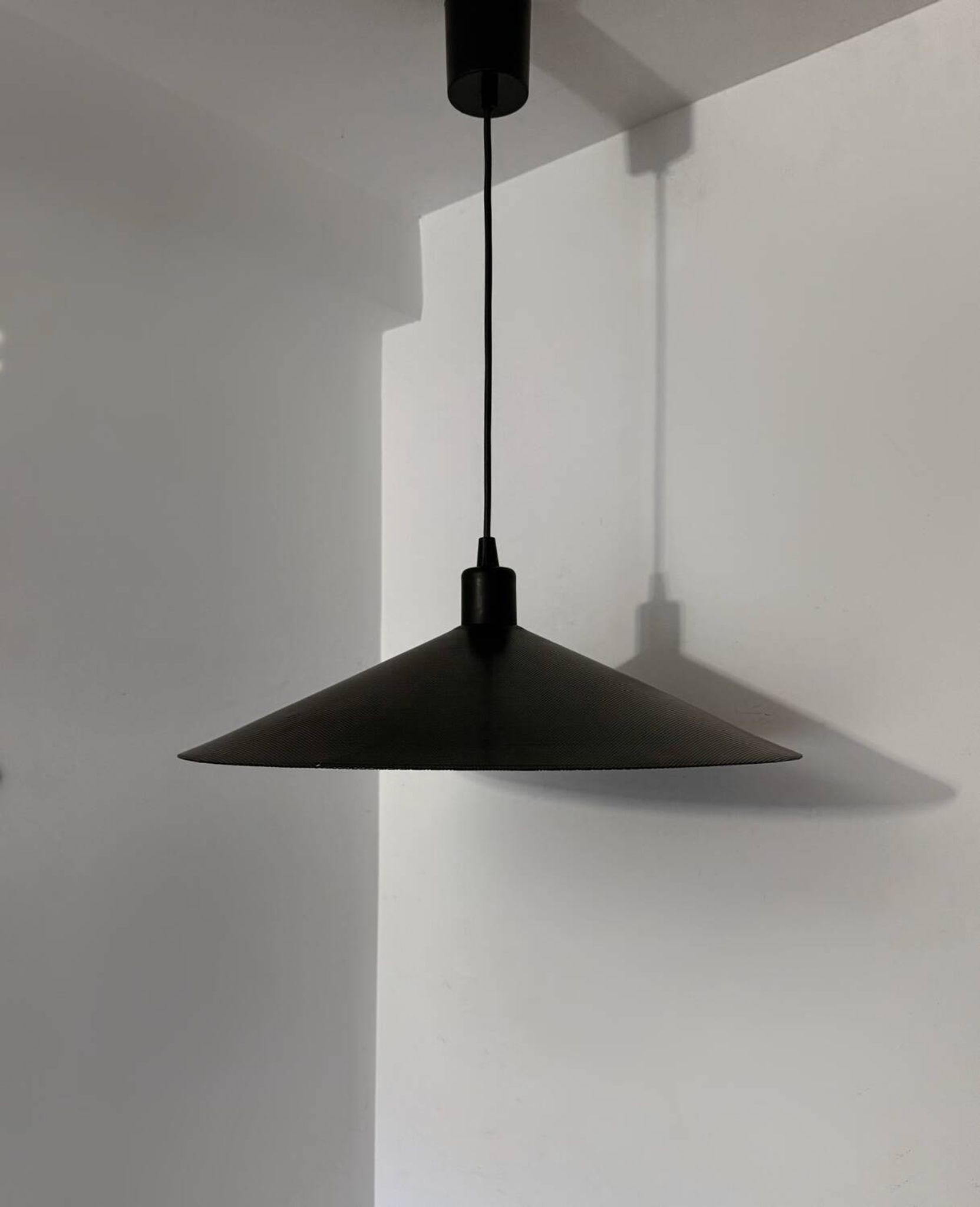 Suspension en métal micro-perforé, années 60