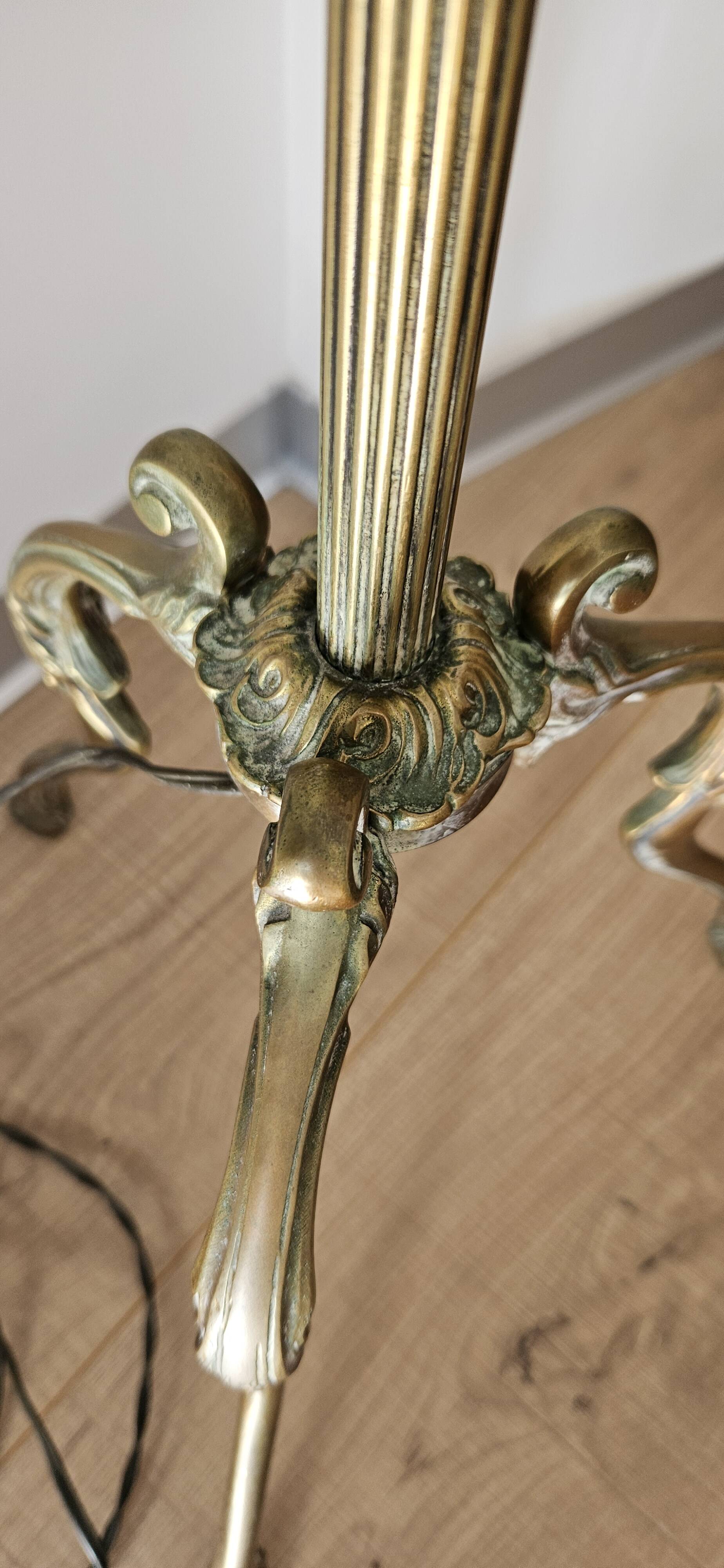 Tripod floor lamp base
