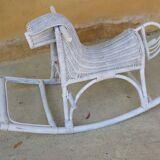 Cheval à bascule en rotin blanc vintage