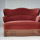 Canapé danois 2 places des années 1950, velours d'ameublement rose saumon, bois de frêne.