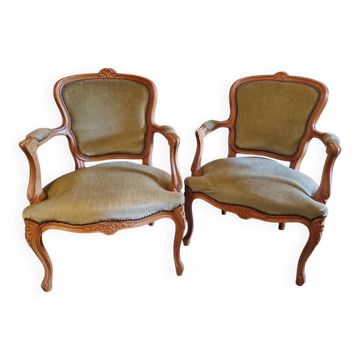 Paire de fauteuils de style Louis XV en merisier, garniture en velours vert