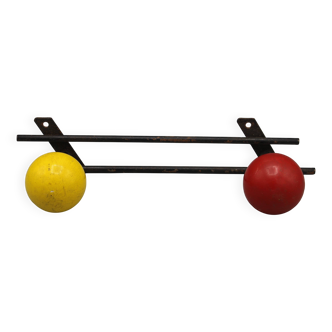 porte manteaux vintage design metal et bois rouge jaune dlg roger feraud