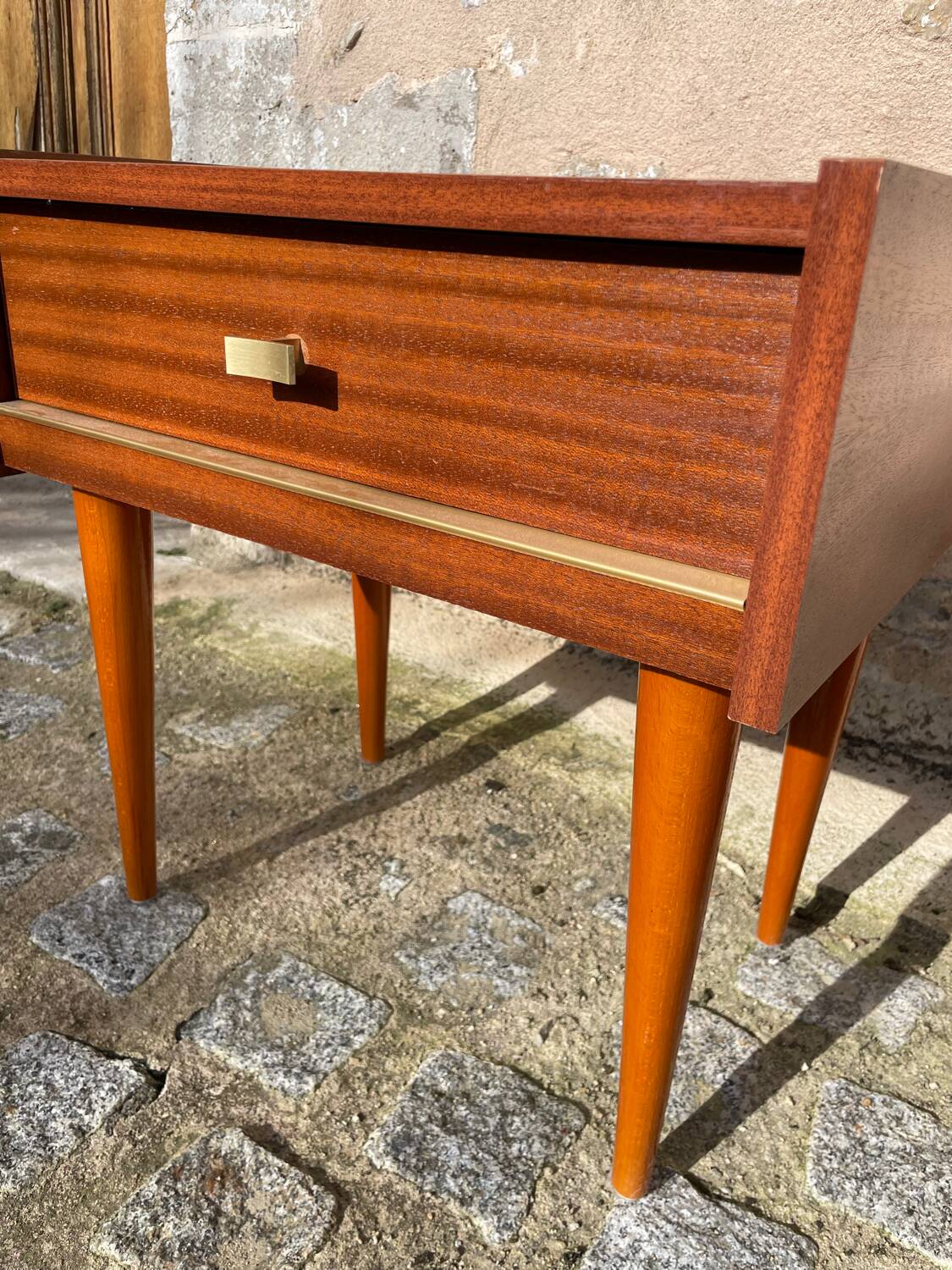 Table de nuit en bois et métal doré