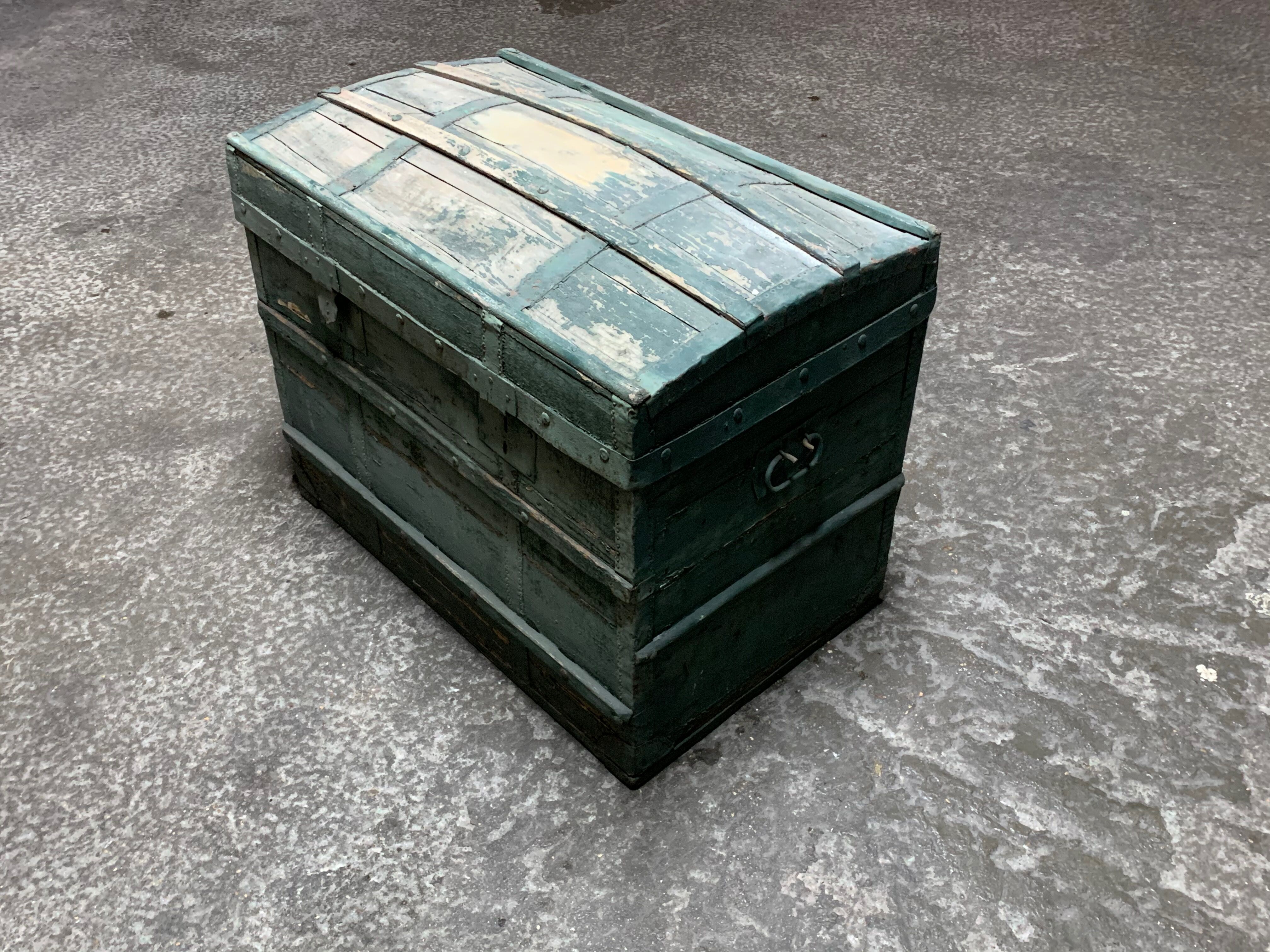 Malle bombée ancienne en bois