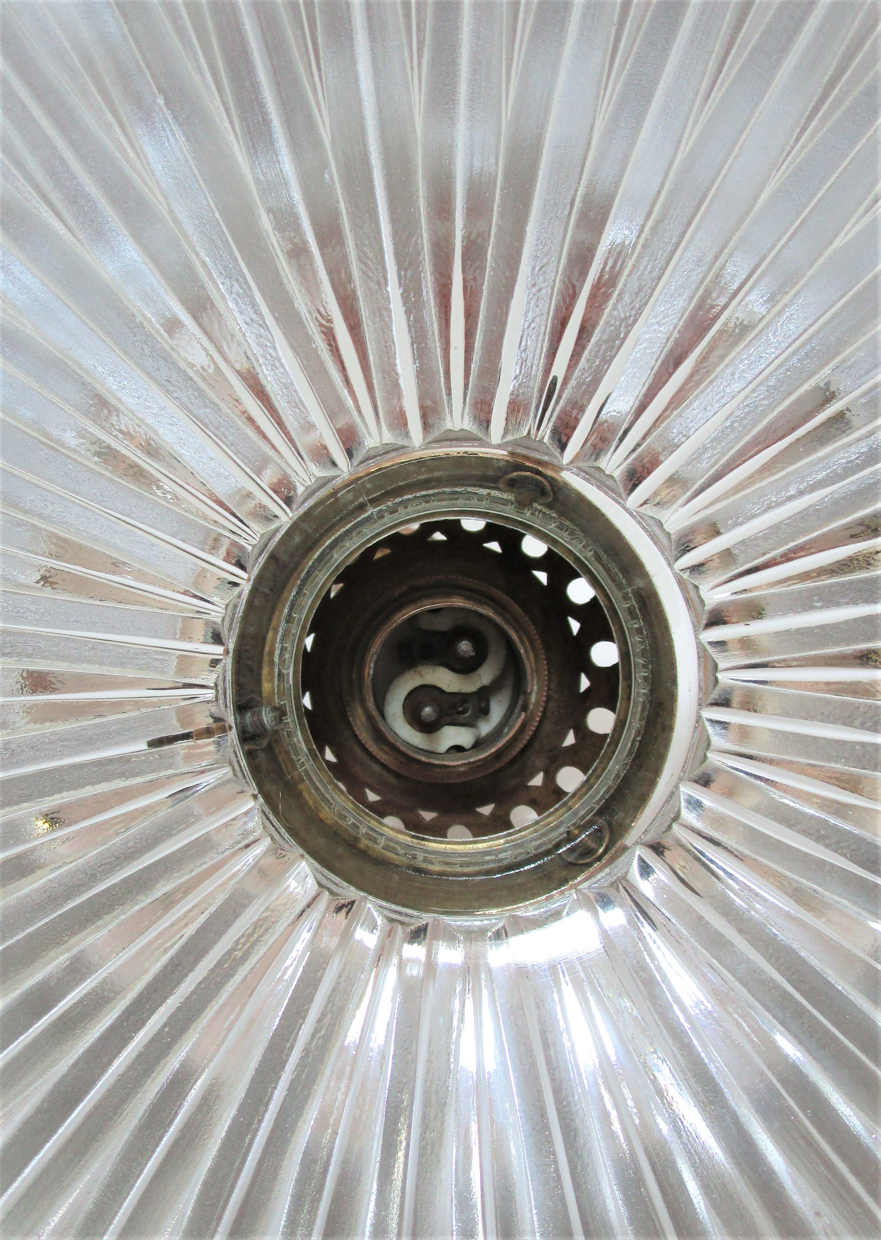 Suspension verre Holophane et laiton doré patiné vintage