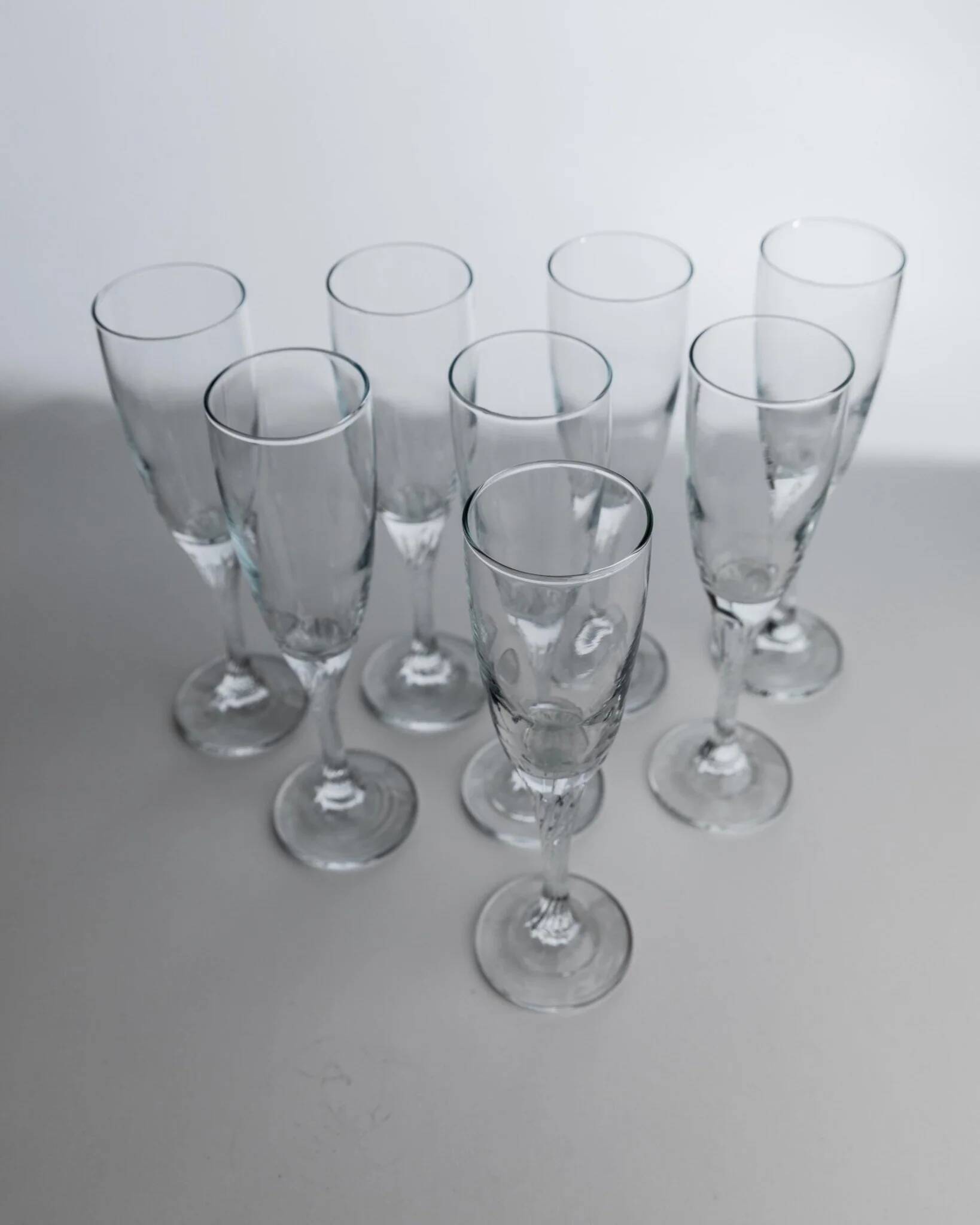 Lot of 8 vintage champagne flutes from the 1980s, transparent glass, twisted stem.