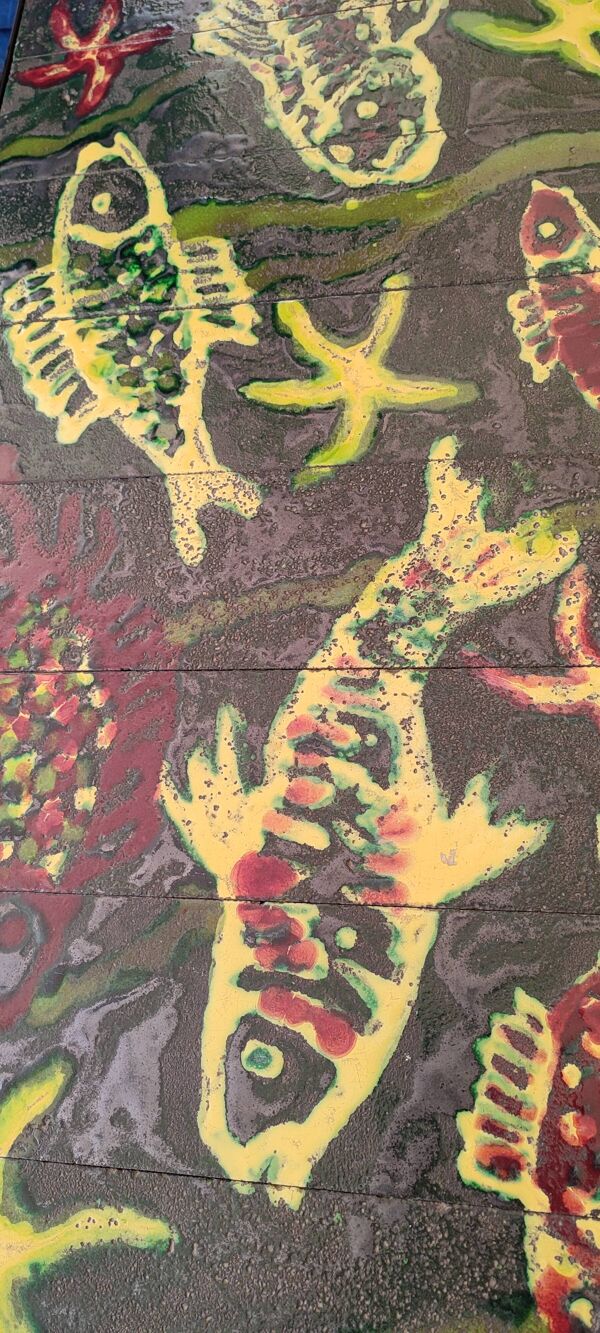 Table basse en lave émaillée attribuée à Jacques Adnet et Colette Gueden