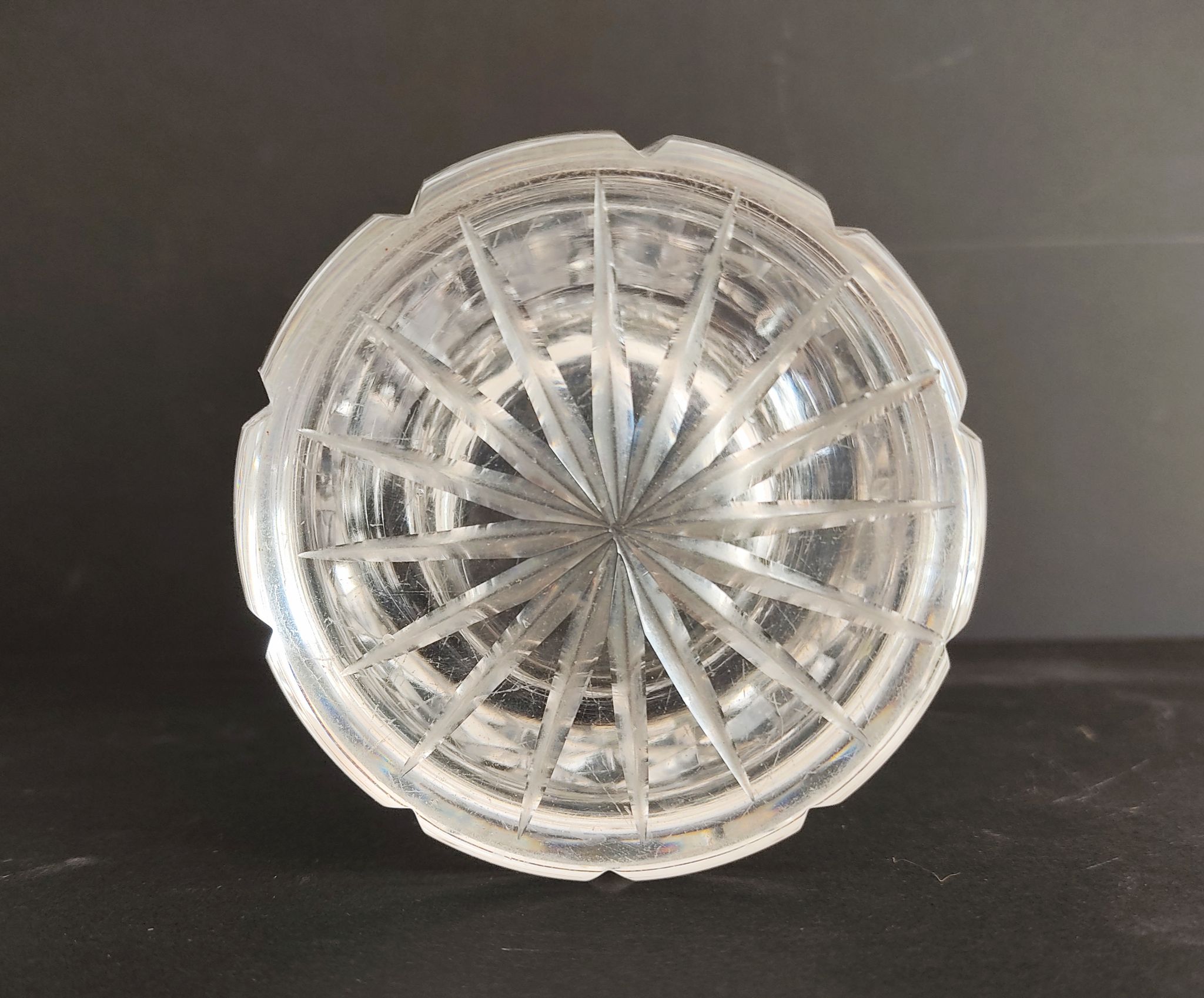Ensemble de trois vases en cristal et en verre