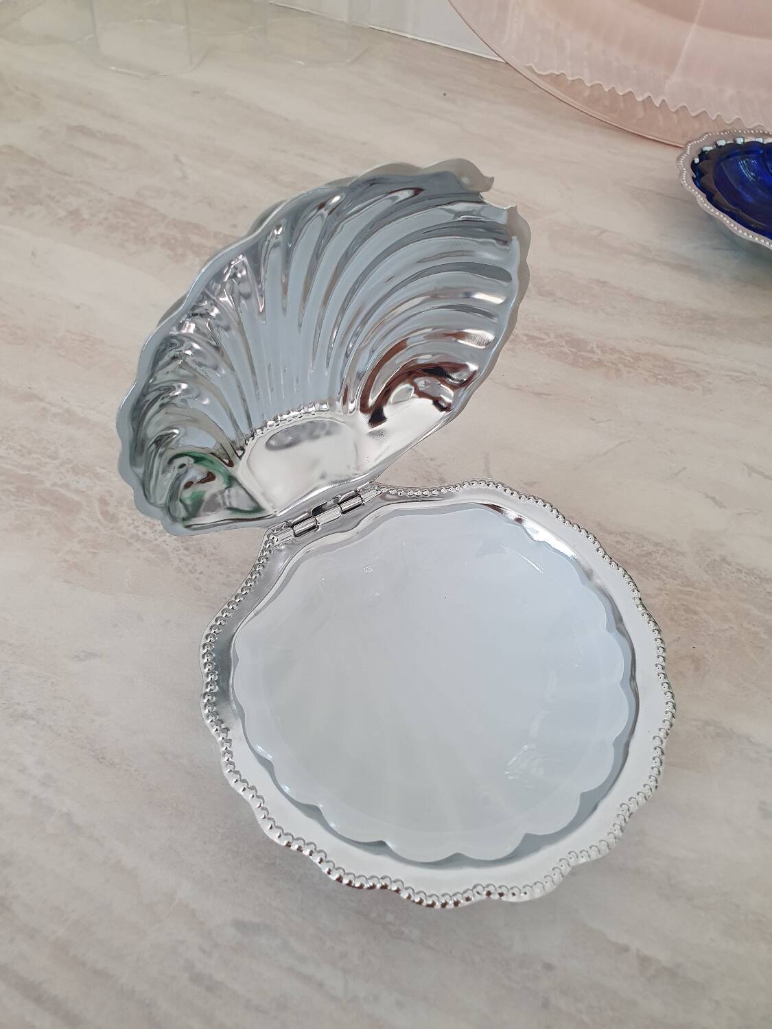 Shell butter dish in silver metal and its white glass cup