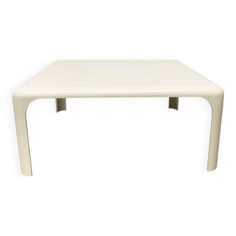 Demetrio lounge coffee table from the Italian space age of the mid-century by Vico Magistretti for Artemide.