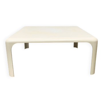 Demetrio lounge coffee table from the Italian space age of the mid-century by Vico Magistretti for Artemide.
