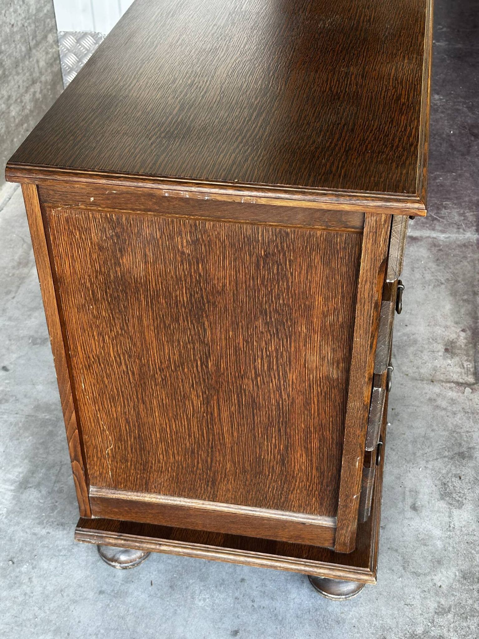 Vintage oak and veneer chest of drawers with 4 drawers.