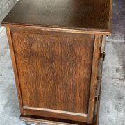 Vintage oak and veneer chest of drawers with 4 drawers.