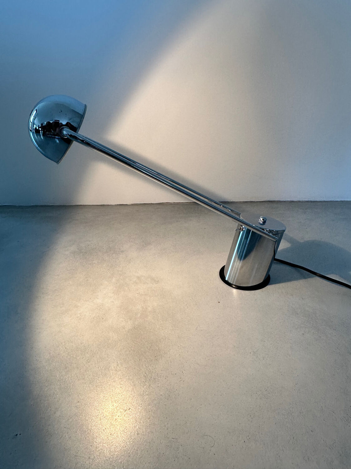 Lampe design de bureau à poser chromée vers 1980