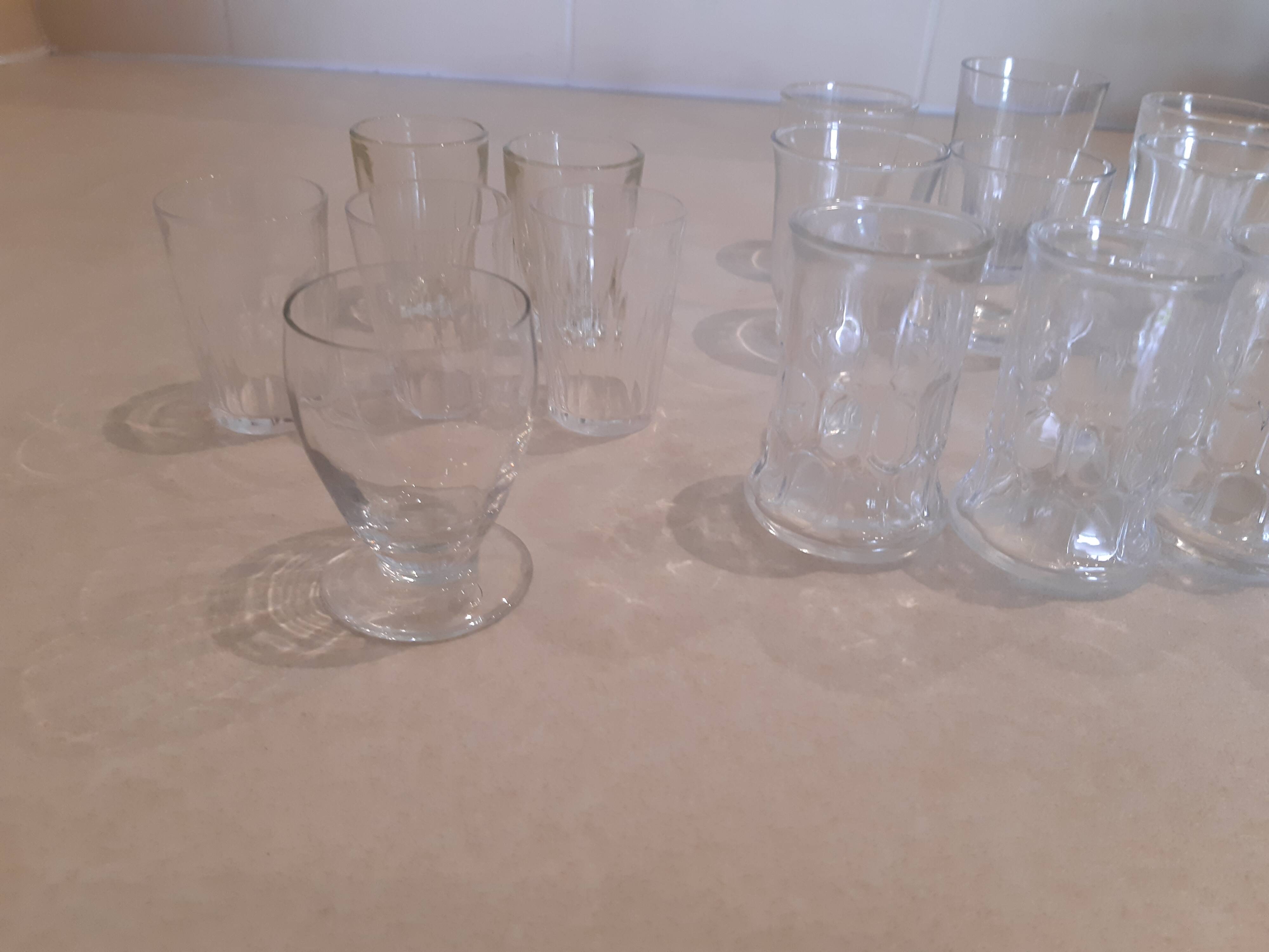 Lot de 21 petits verres dépareillés.