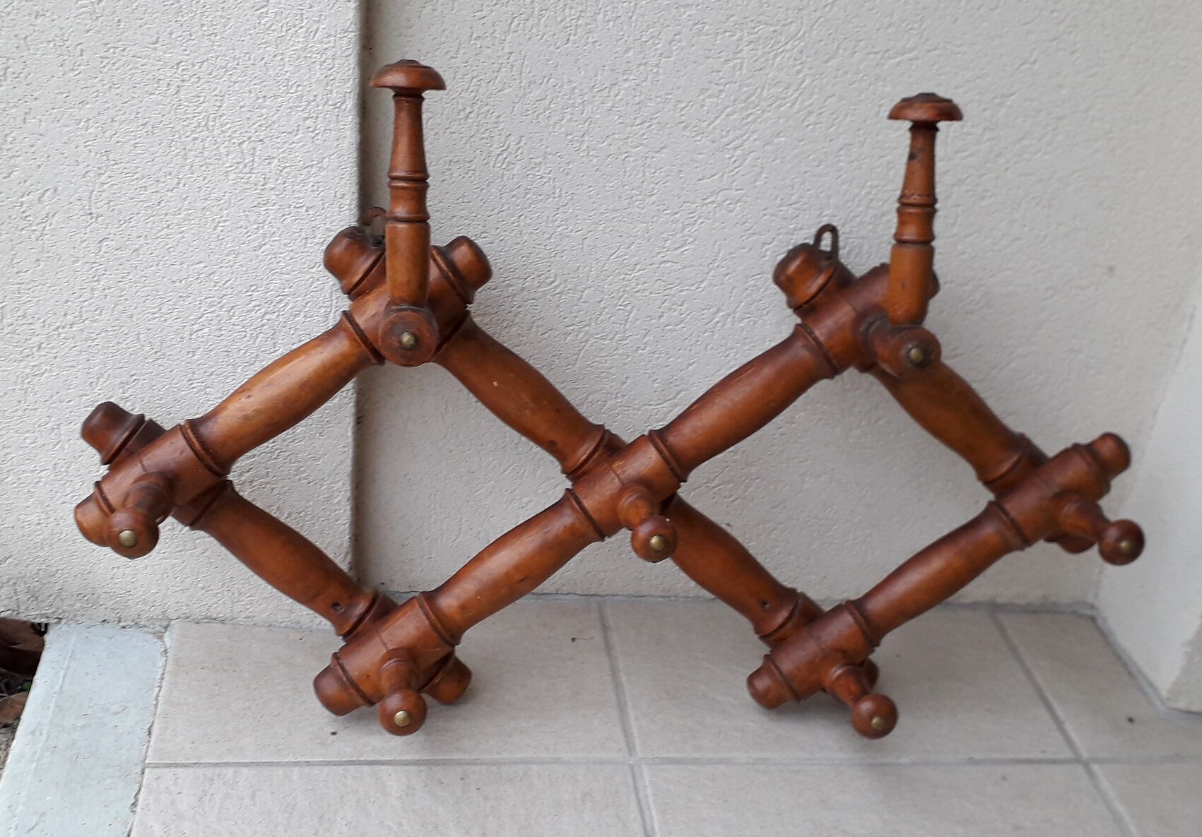 Extendable wooden coat rack