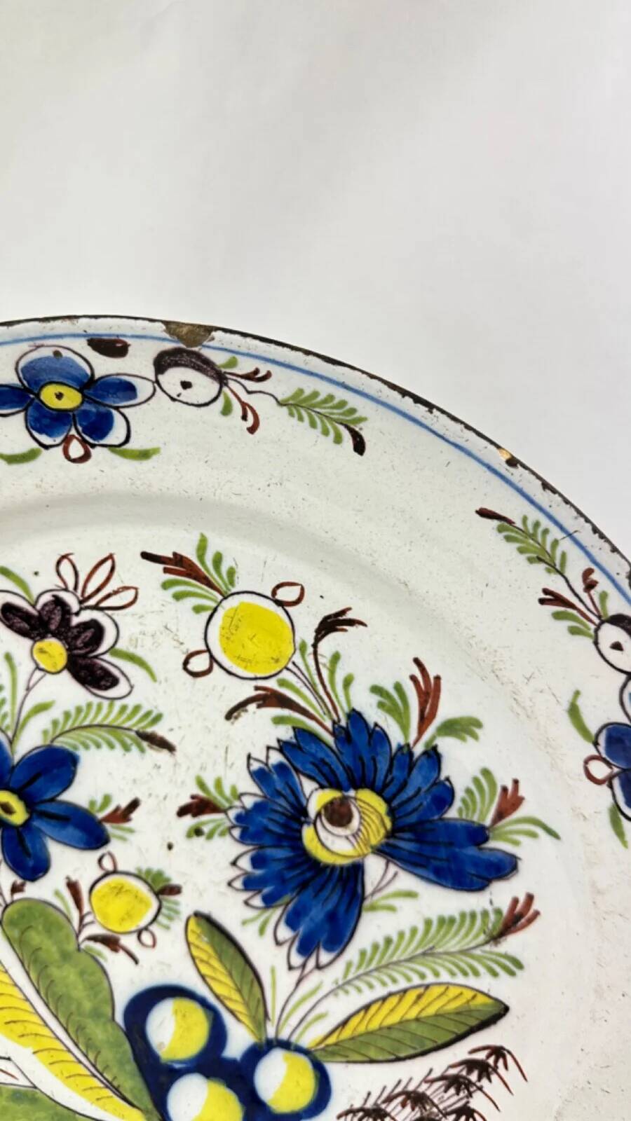 Delftware plate in white and blue with floral decoration, 18th century, Ø 36.5 cm