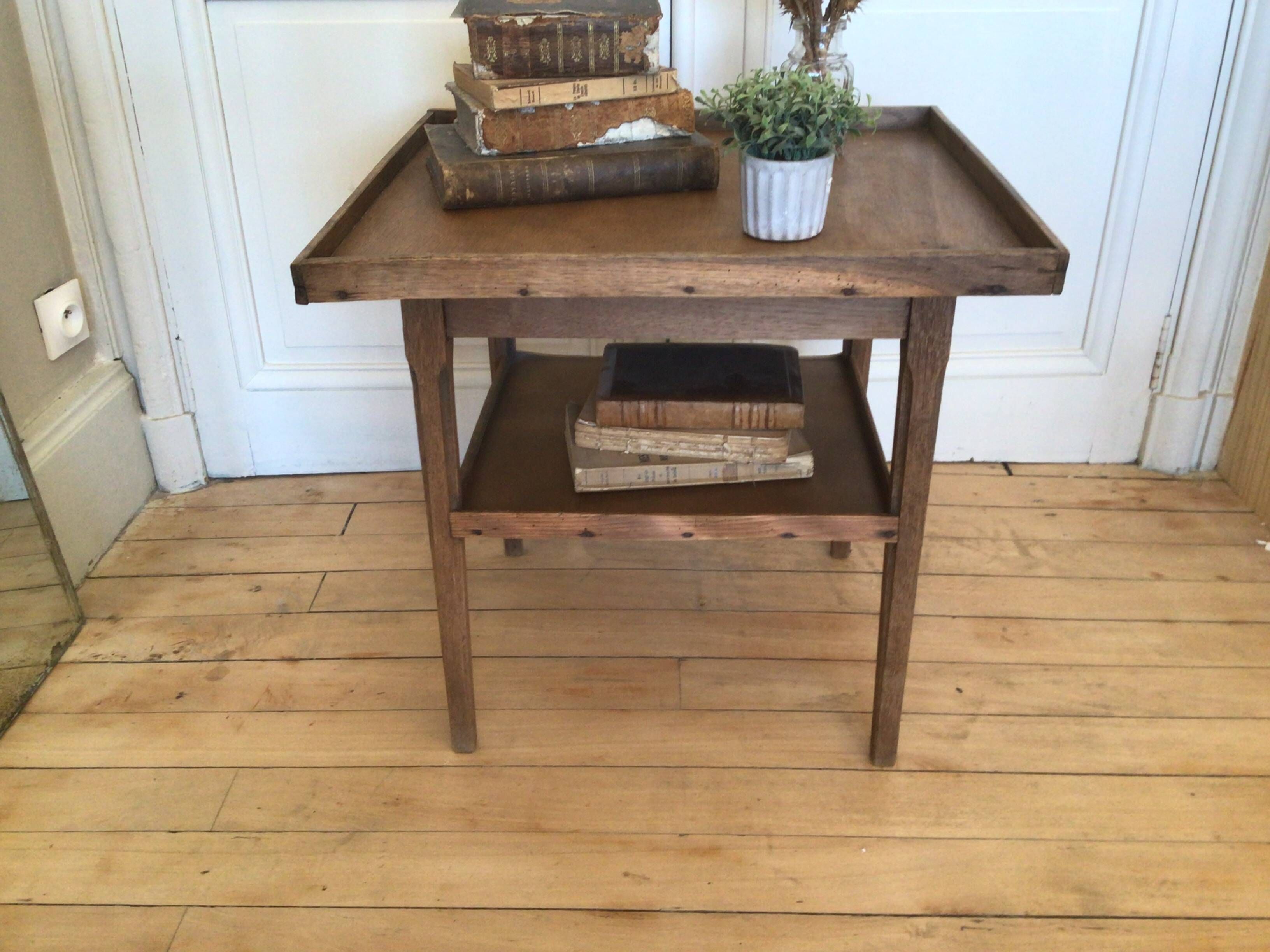 Antique coffee table with 2 tiers
