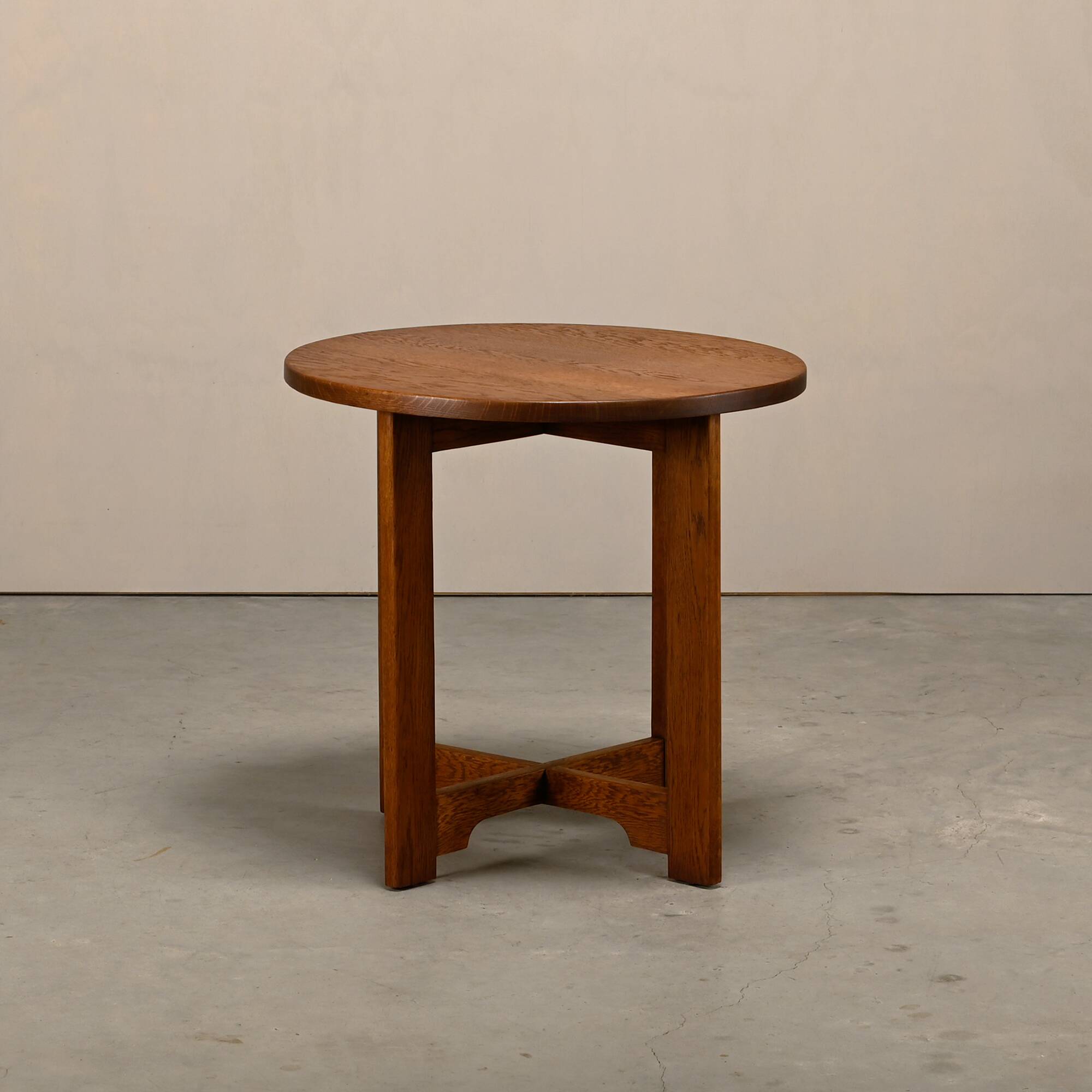 Table d'appoint en chêne de l'École d'Amsterdam Art Déco moderniste néerlandaise.