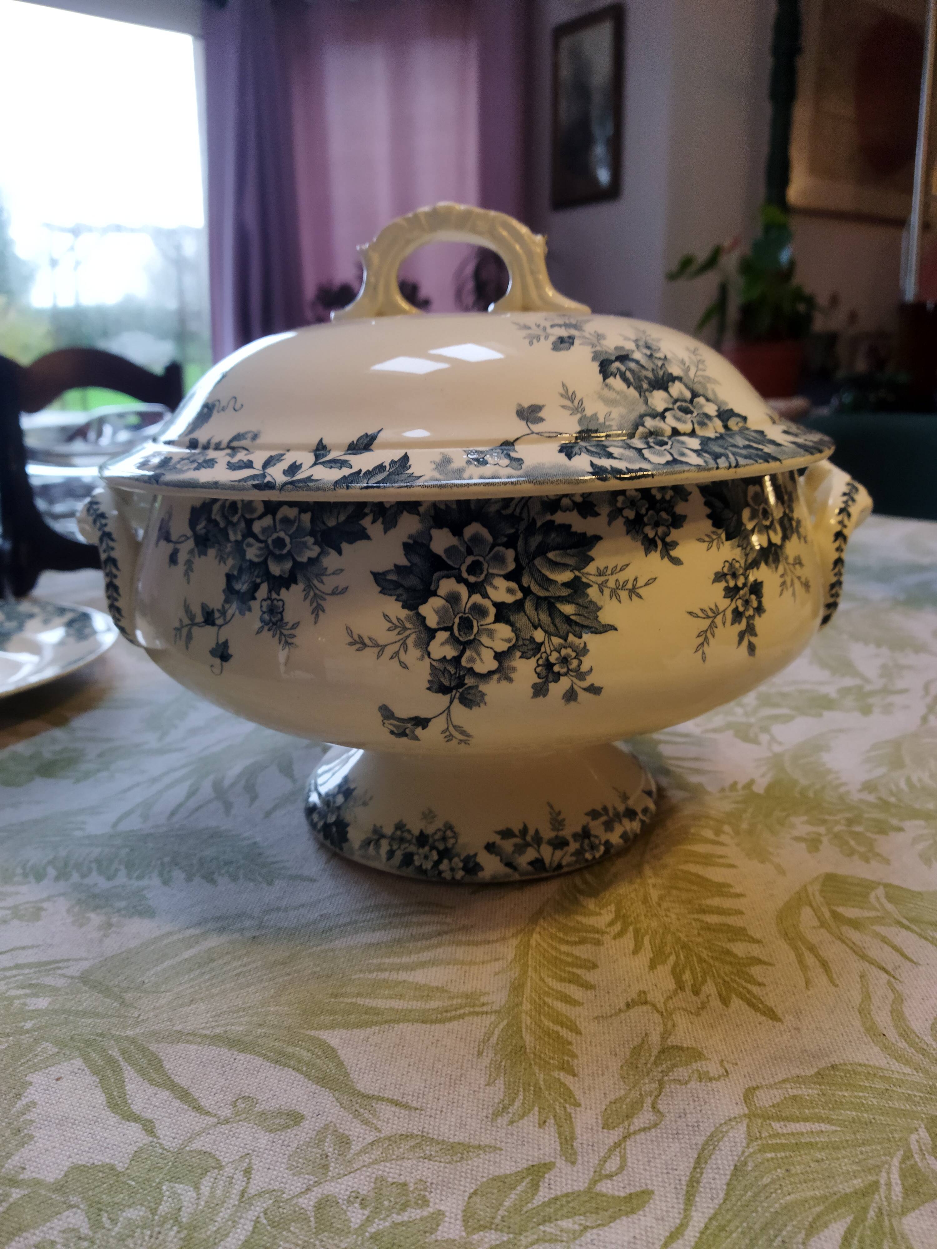 Souptureen or vegetable Saint Amand