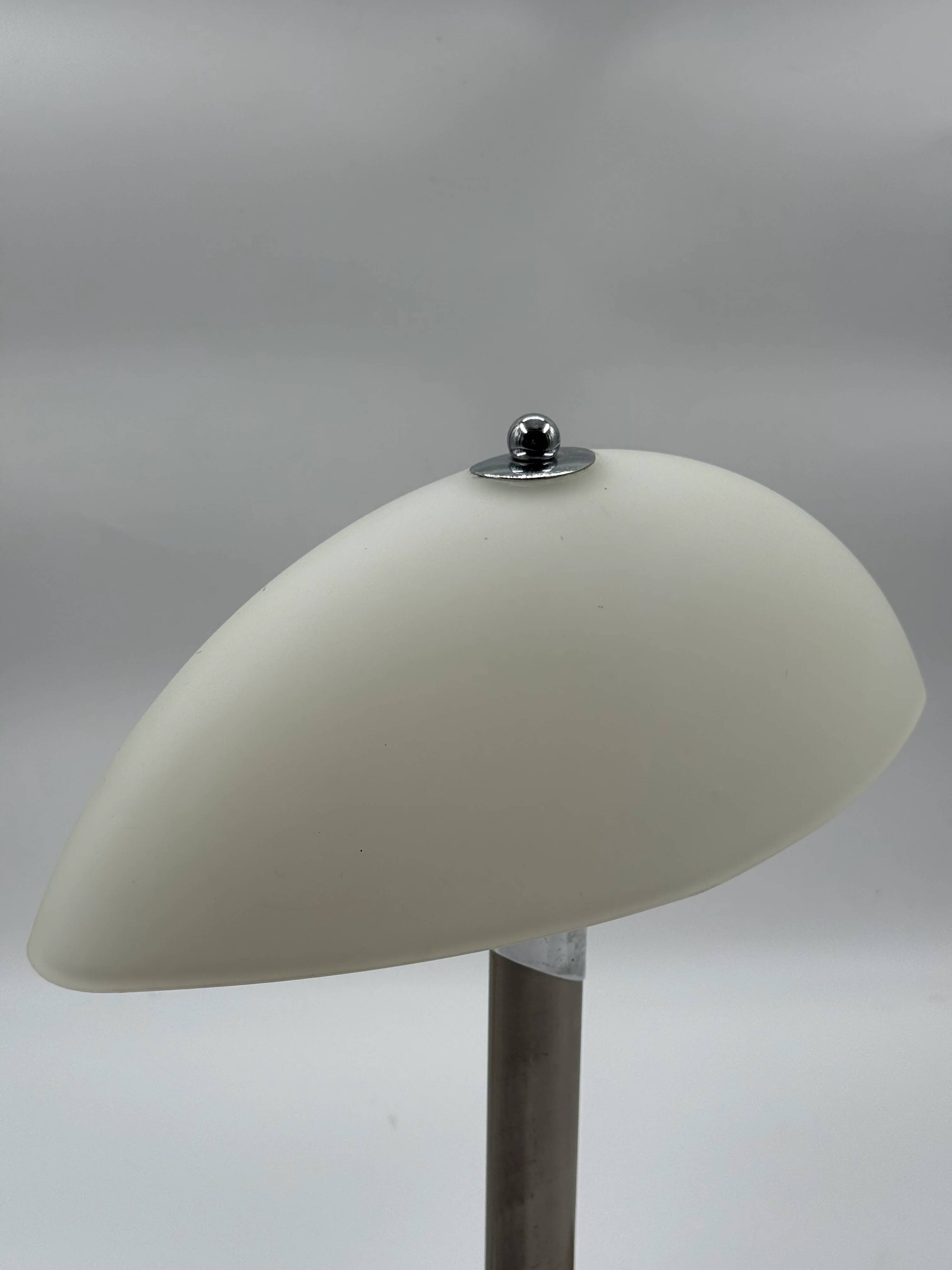 Lampe à dôme en opaline et acier Mid-Century