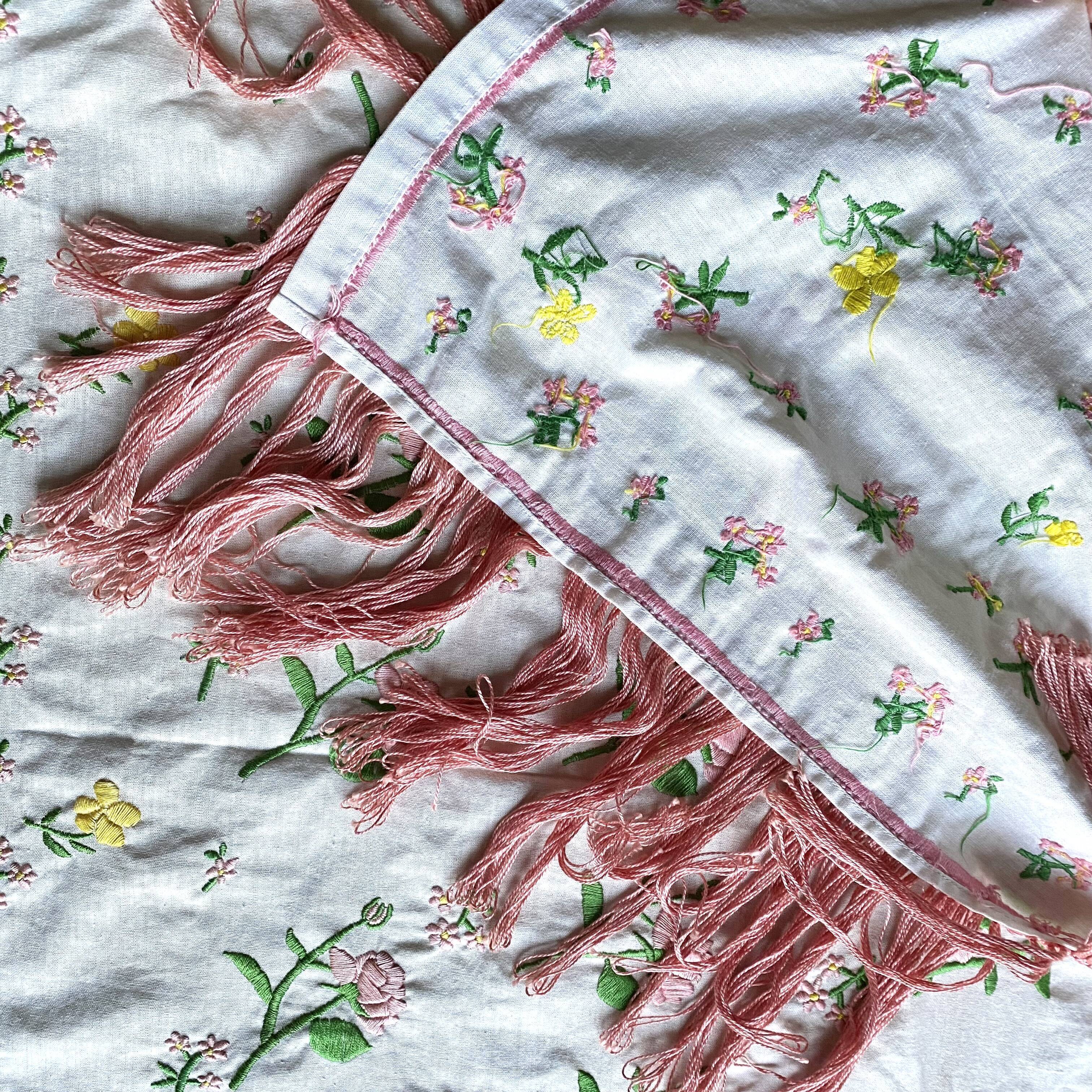 Nappe ancienne brodée 89 x102 cm