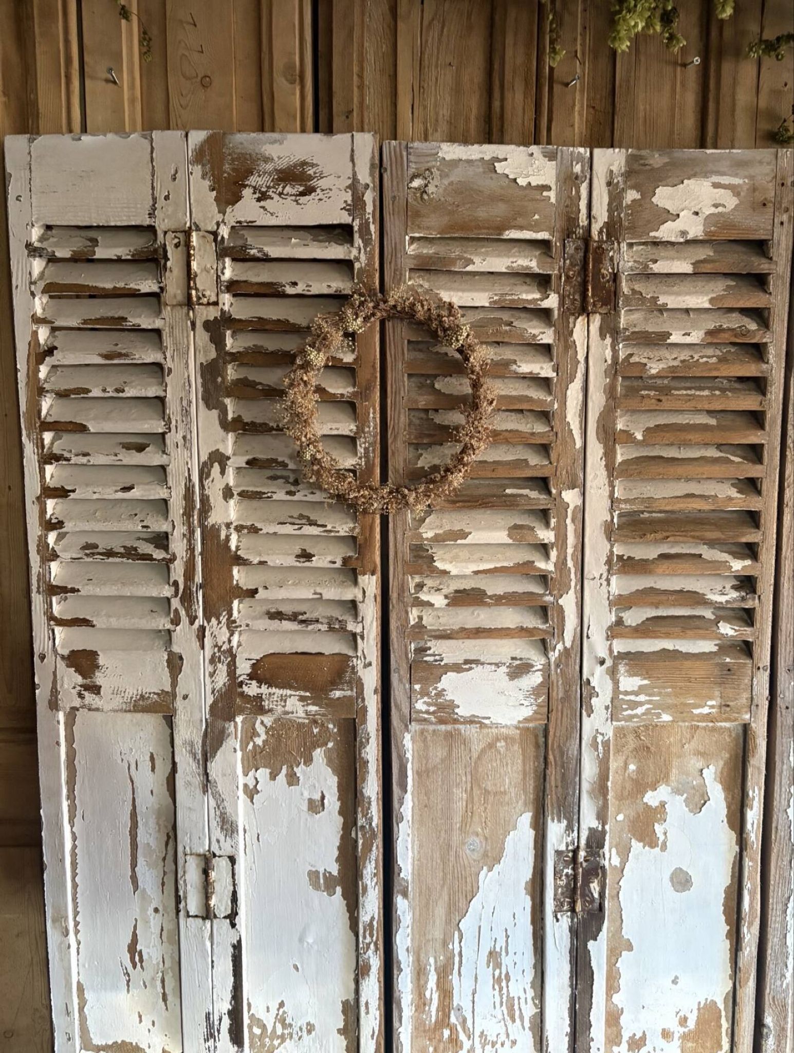 Ensemble d’anciens volets en bois