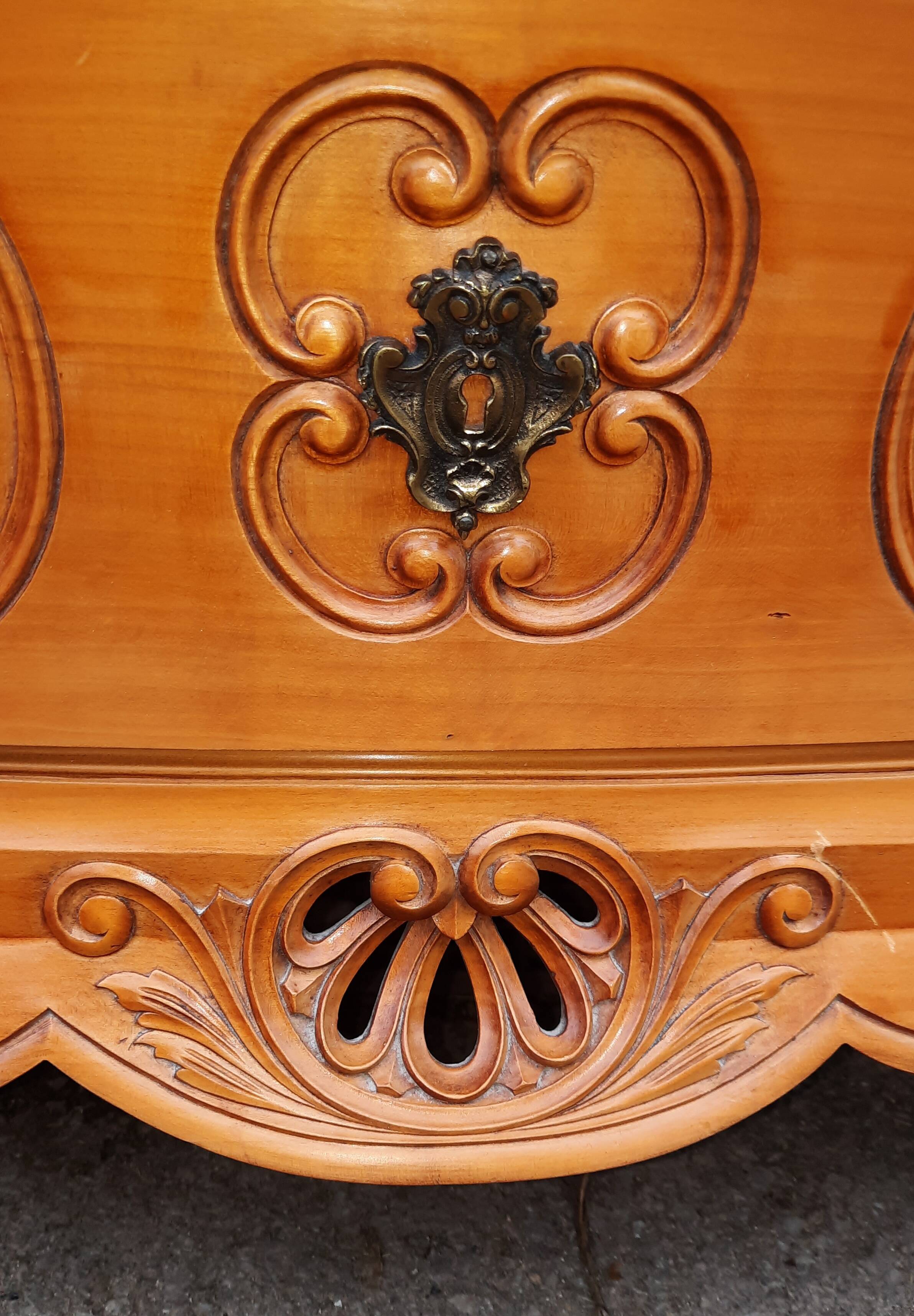 Important Louis XV chest of drawers