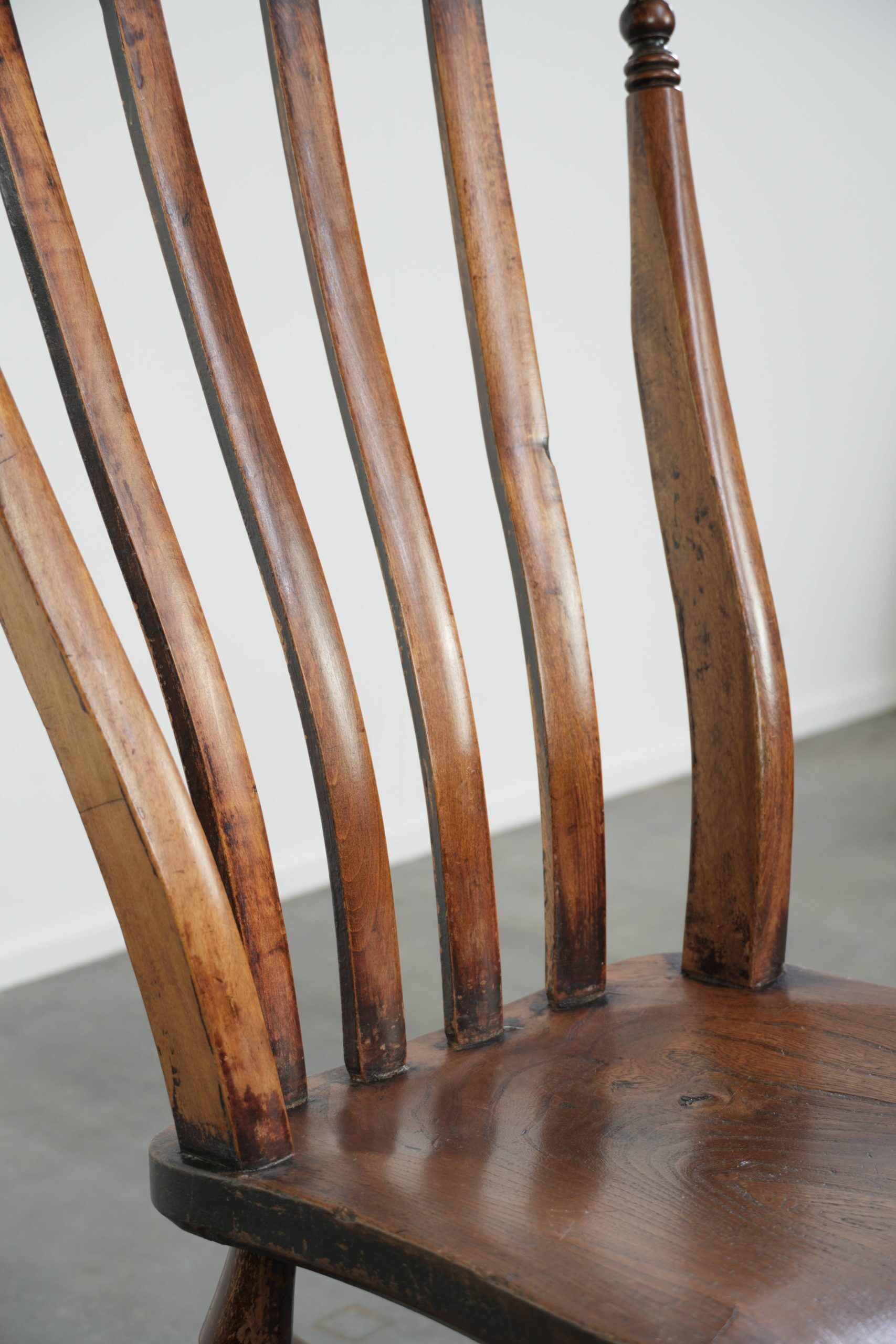 Chaise berçante Windsor en chêne anglais du début du 19e siècle.