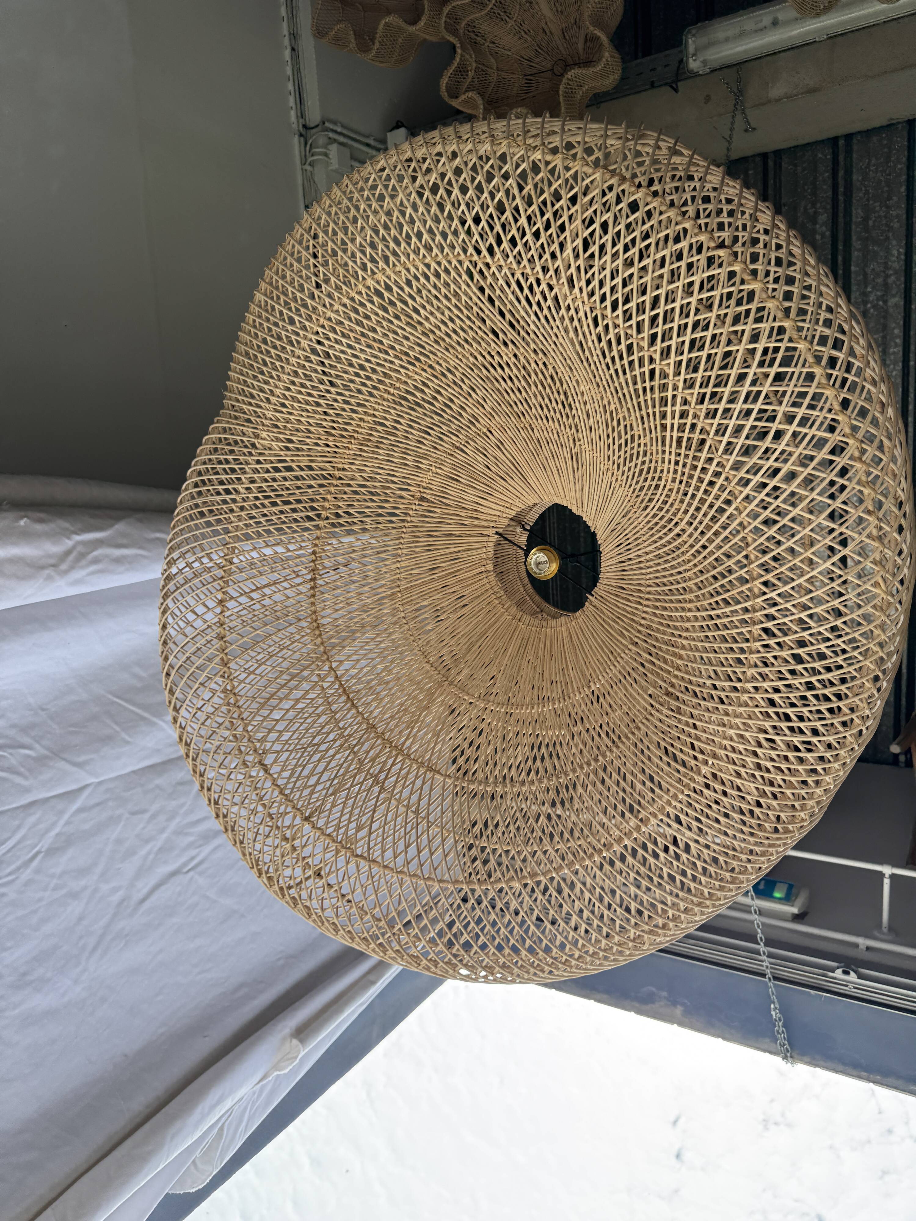 Very large suspension in the shape of a bubble or cloud H100 D100