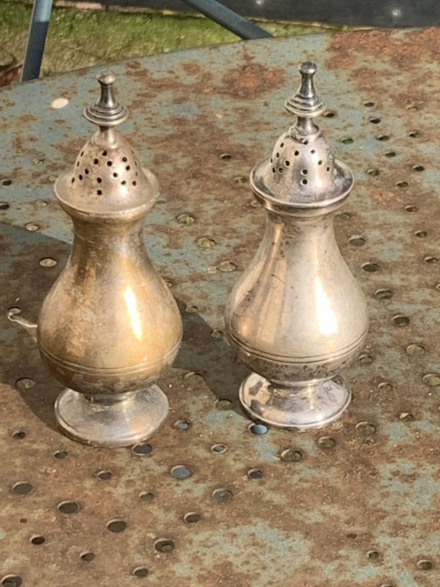 Pair of salt and pepper salt and pepper pots, in old, elegant silver metal