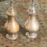 Pair of salt and pepper salt and pepper pots, in old, elegant silver metal