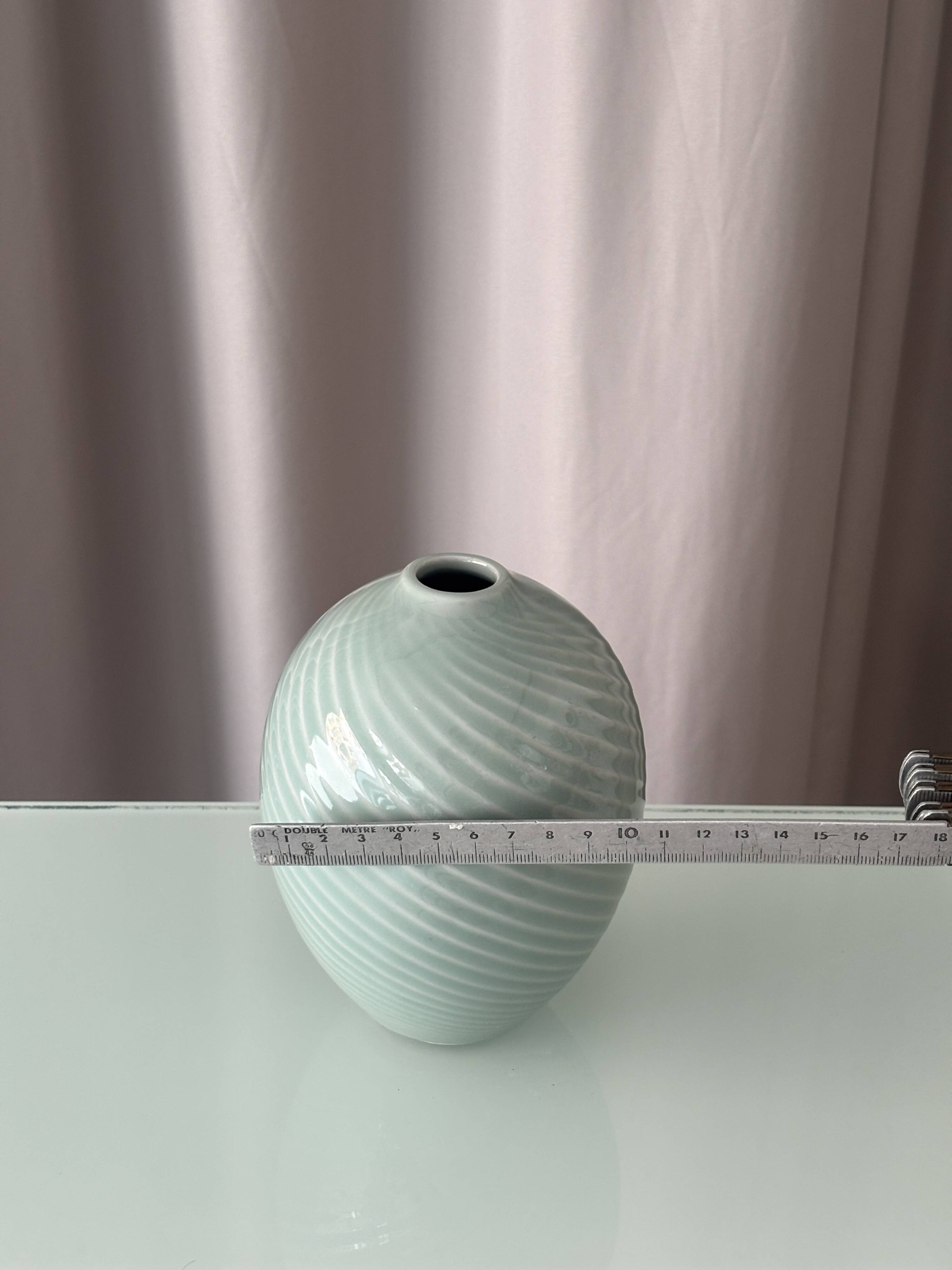 Vase en porcelaine ribbé céladon minimaliste