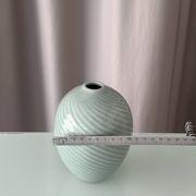 Vase en porcelaine ribbé céladon minimaliste