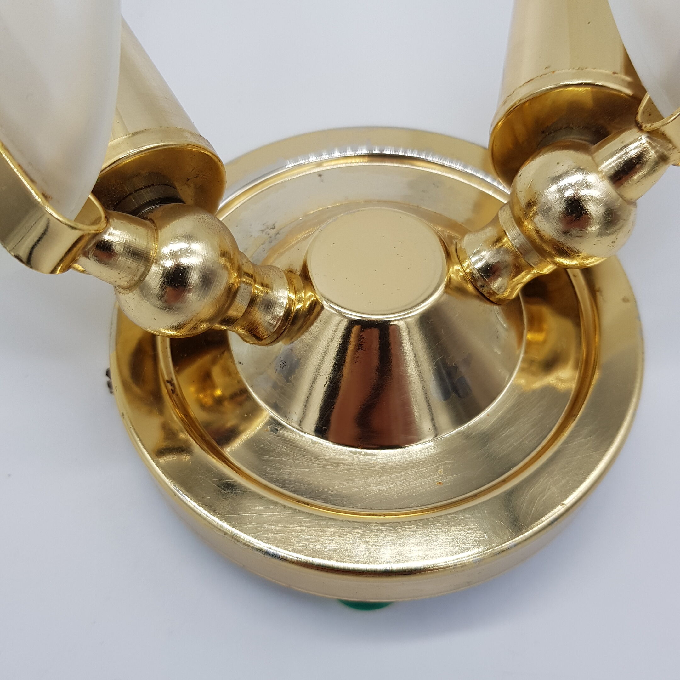 Paire d'appliques coquillage en acier doré et verre épais