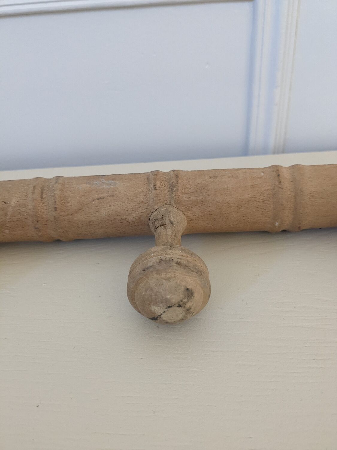 Wall-mounted coat rack with 3 hooks