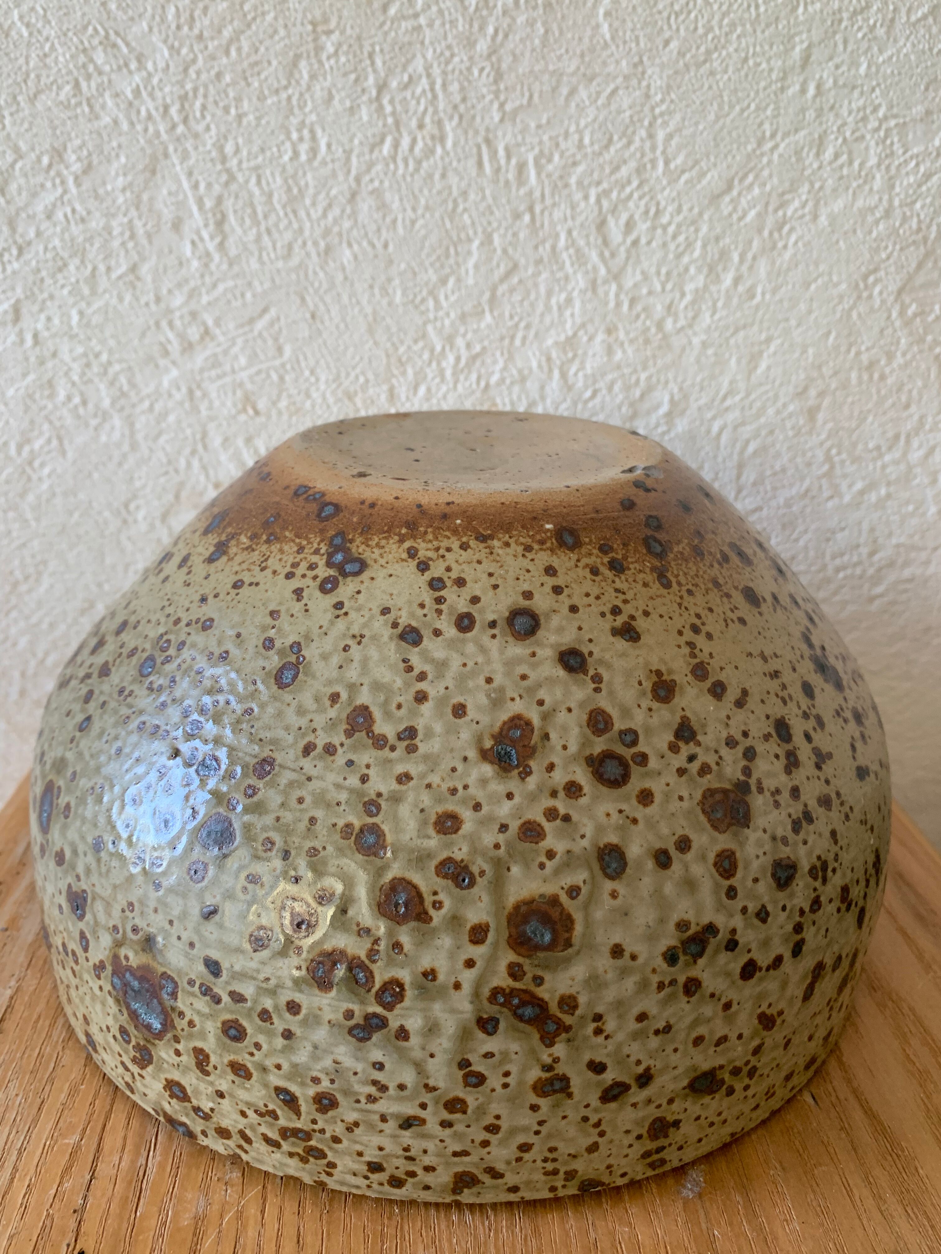 Saladier en grès pyrite signe