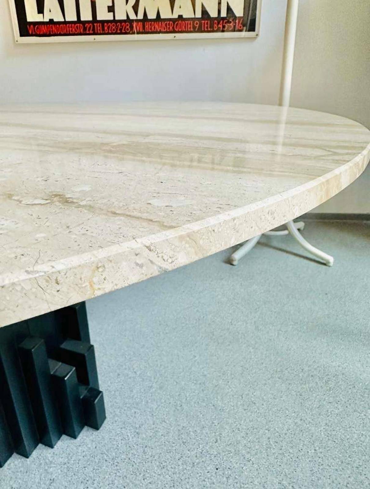Table à manger en travertin du milieu du siècle.